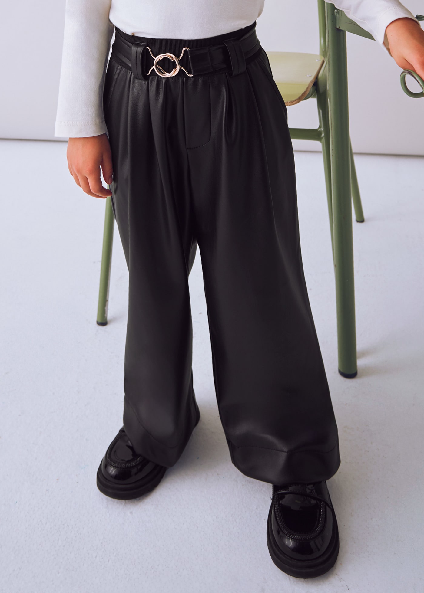 Pantalón polipiel con cinturón niña