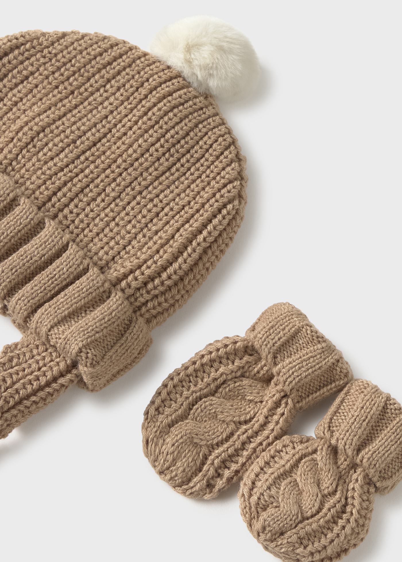 Conjunto gorro y manoplas tricot recién nacido