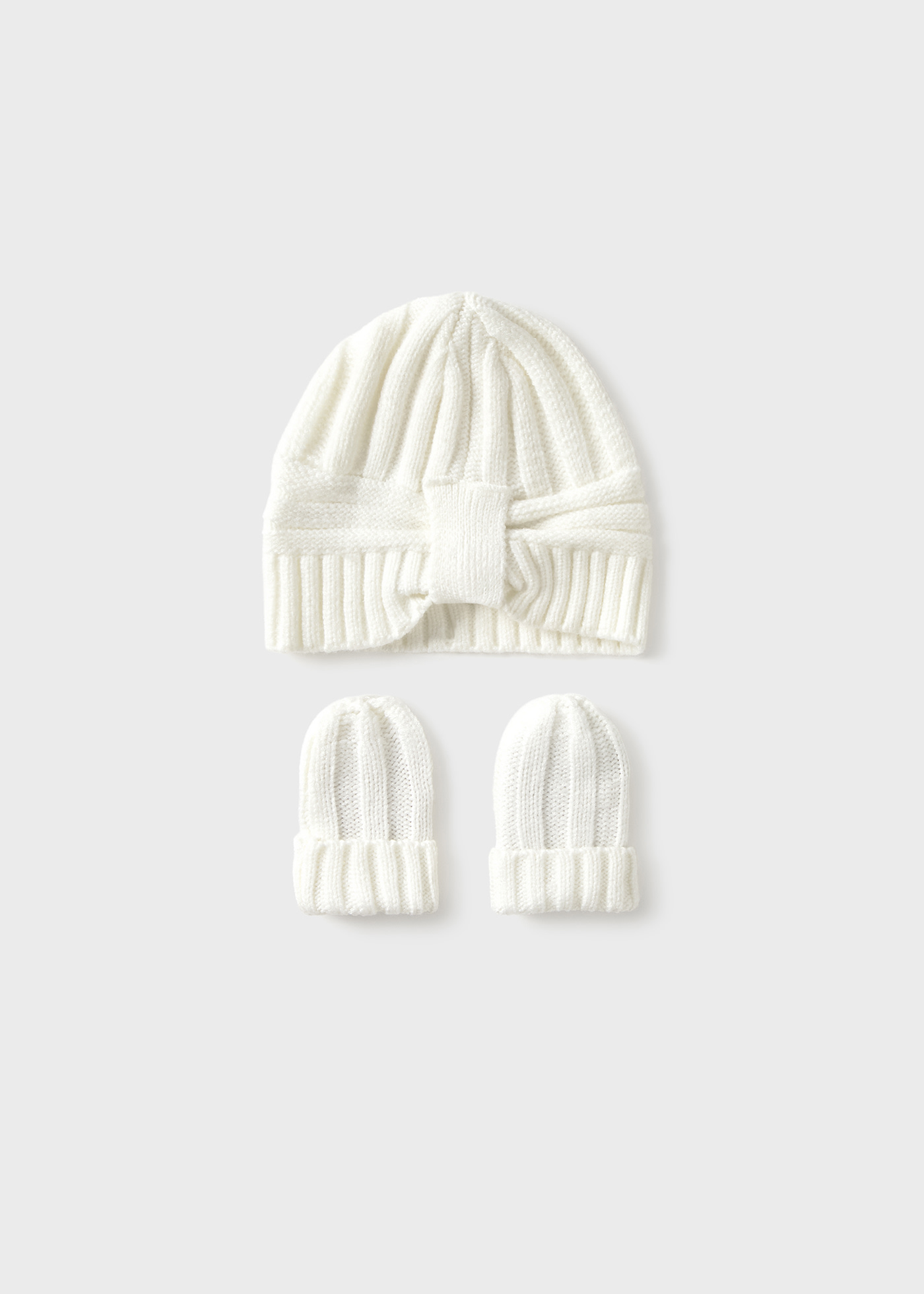 Newborn girl hat and mittens set