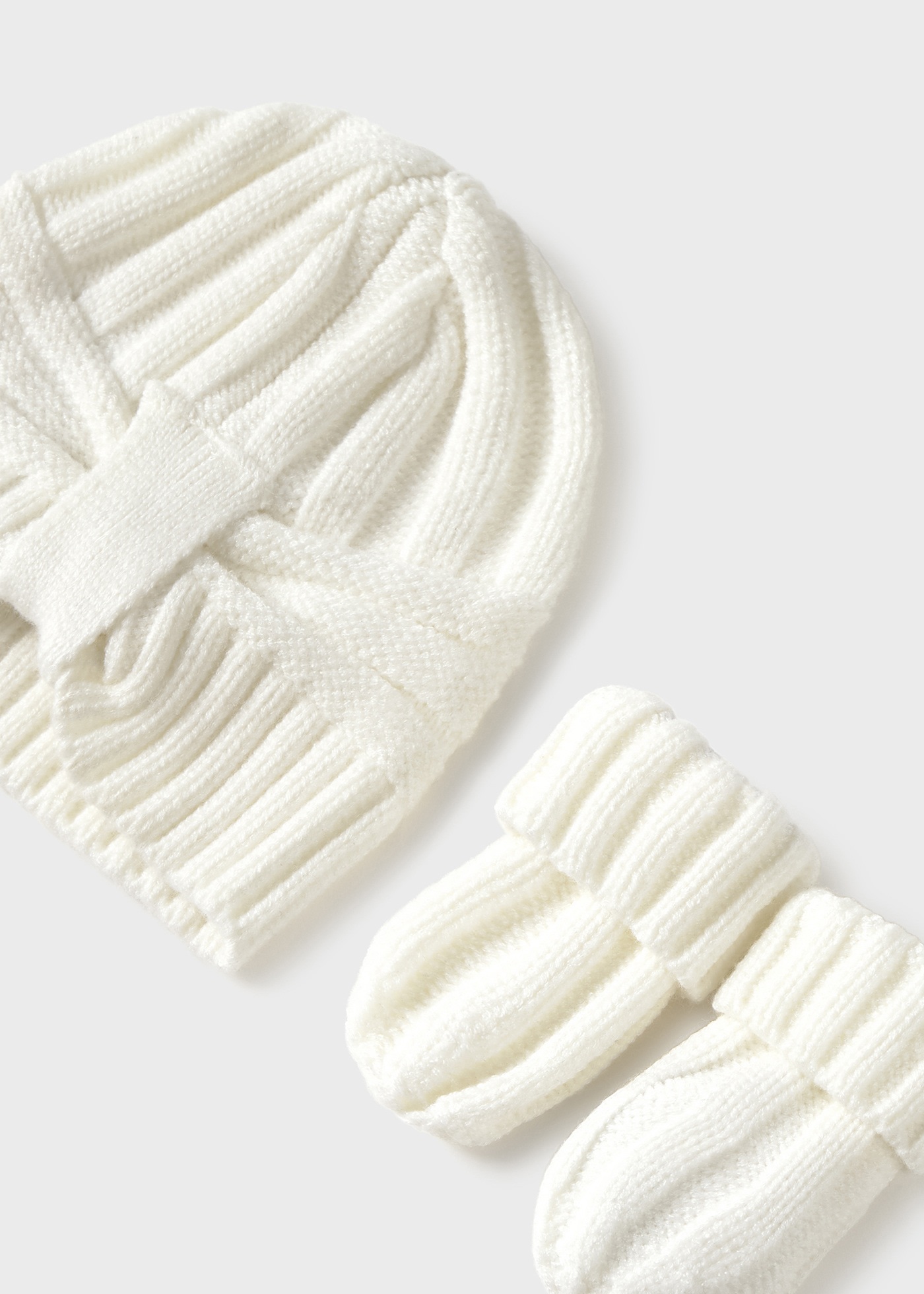 Newborn girl hat and mittens set