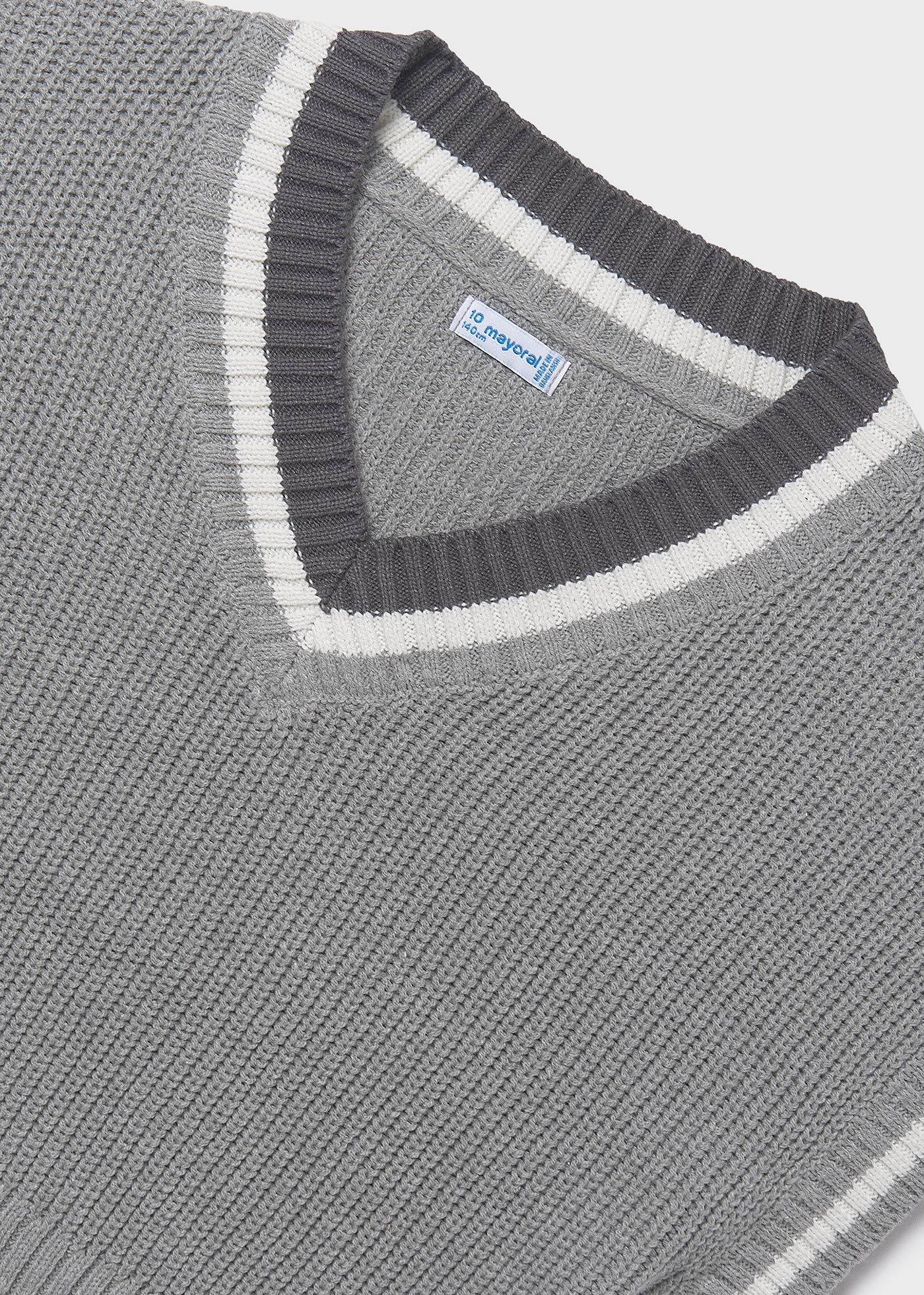 Елек с контрастни детайли за момиче