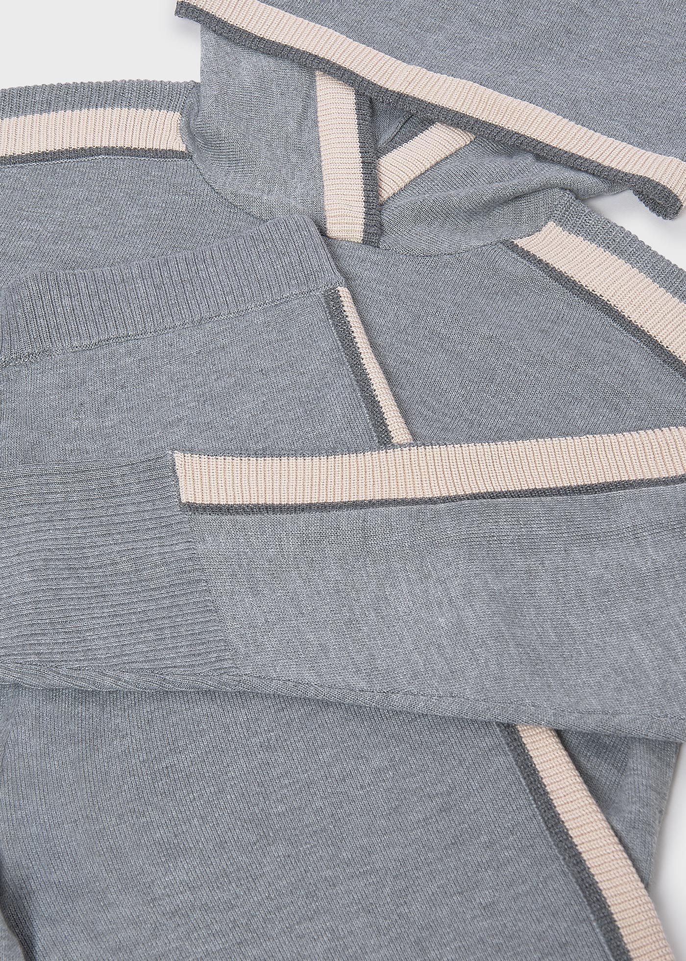 Conjunto pantalón y suéter capucha chica