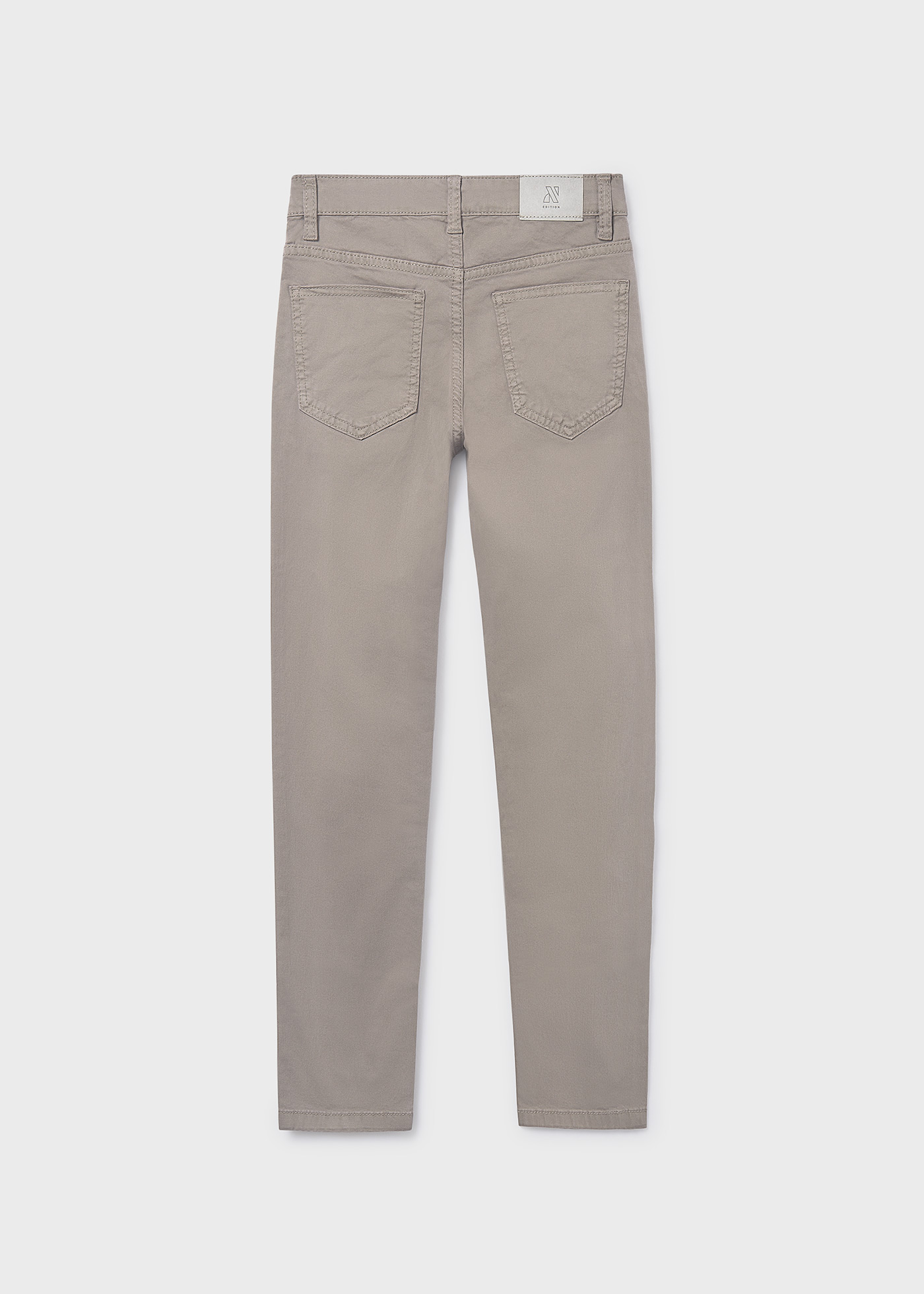 Pantalón básico entallado chico