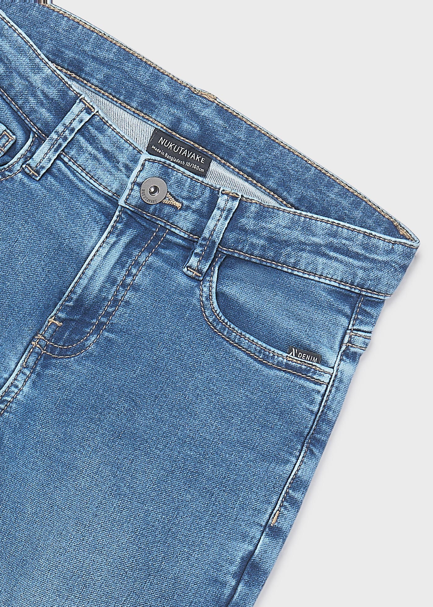 Pantalón de mezclilla entallado chico