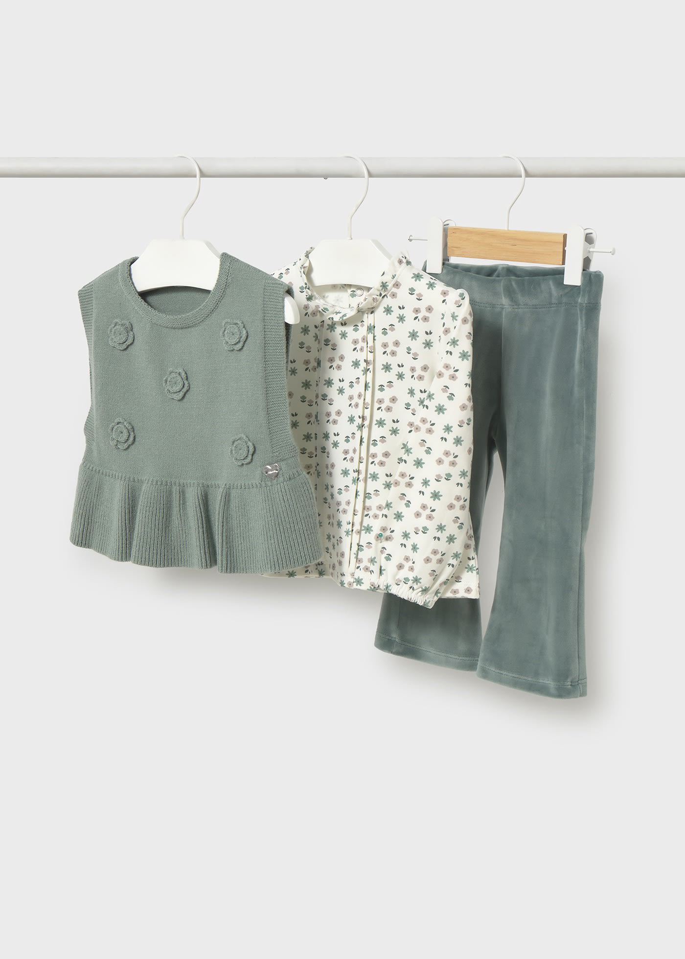 Conjunto 3 piezas con chaleco bebé