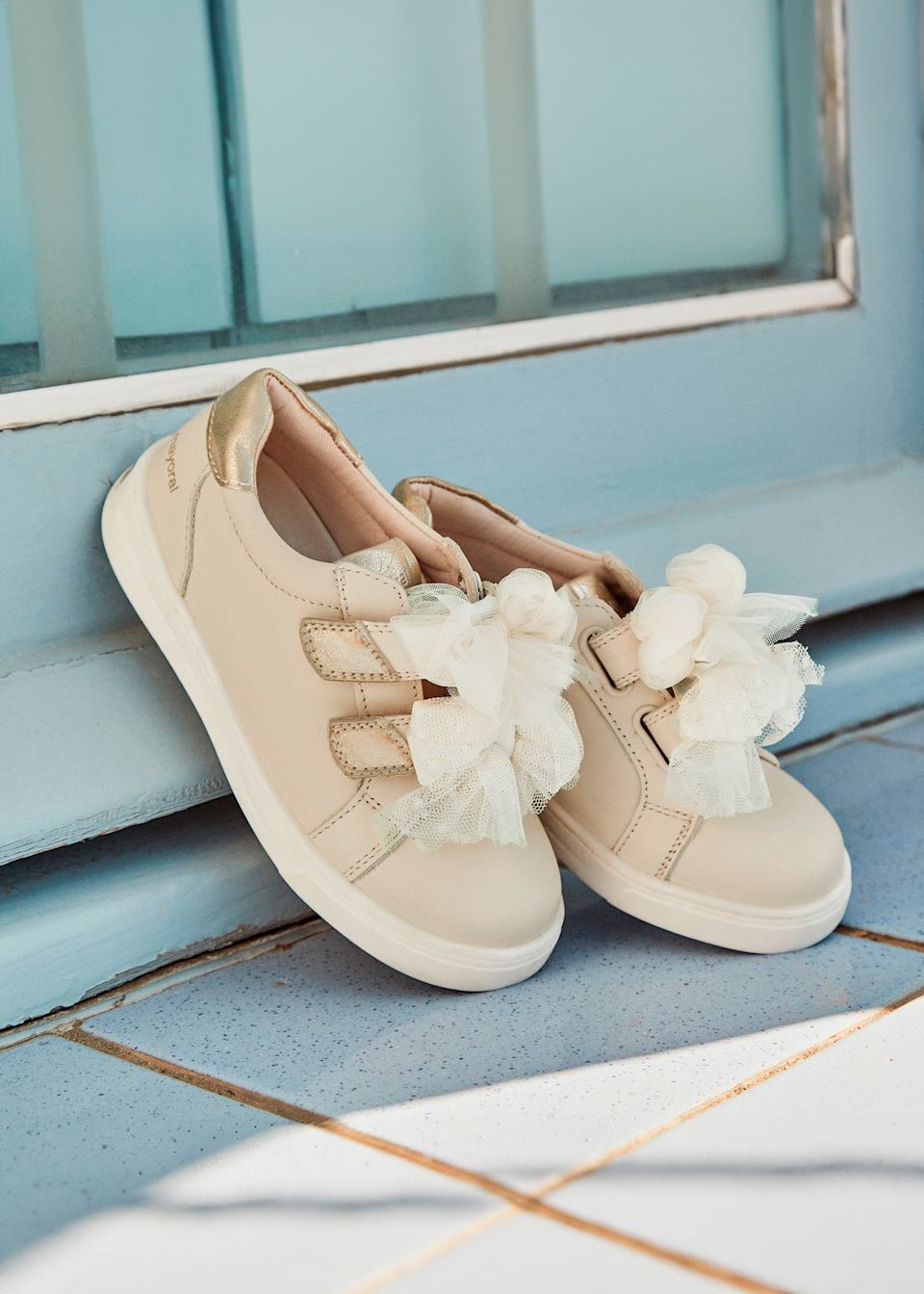 Buty sportowe ze skóry z kokardkami dla dziewczynki