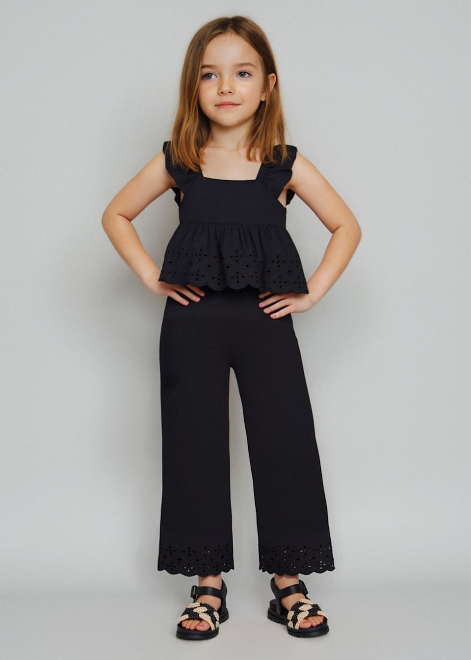 Conjunto pantalón y top perforados niña