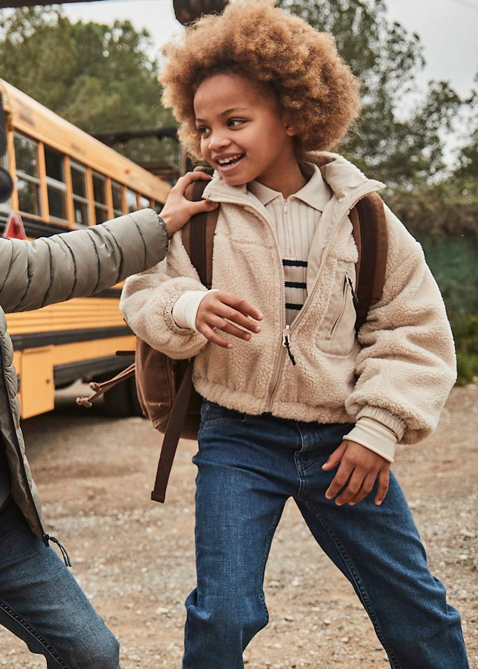 Pantalón denim acampanado básico chica