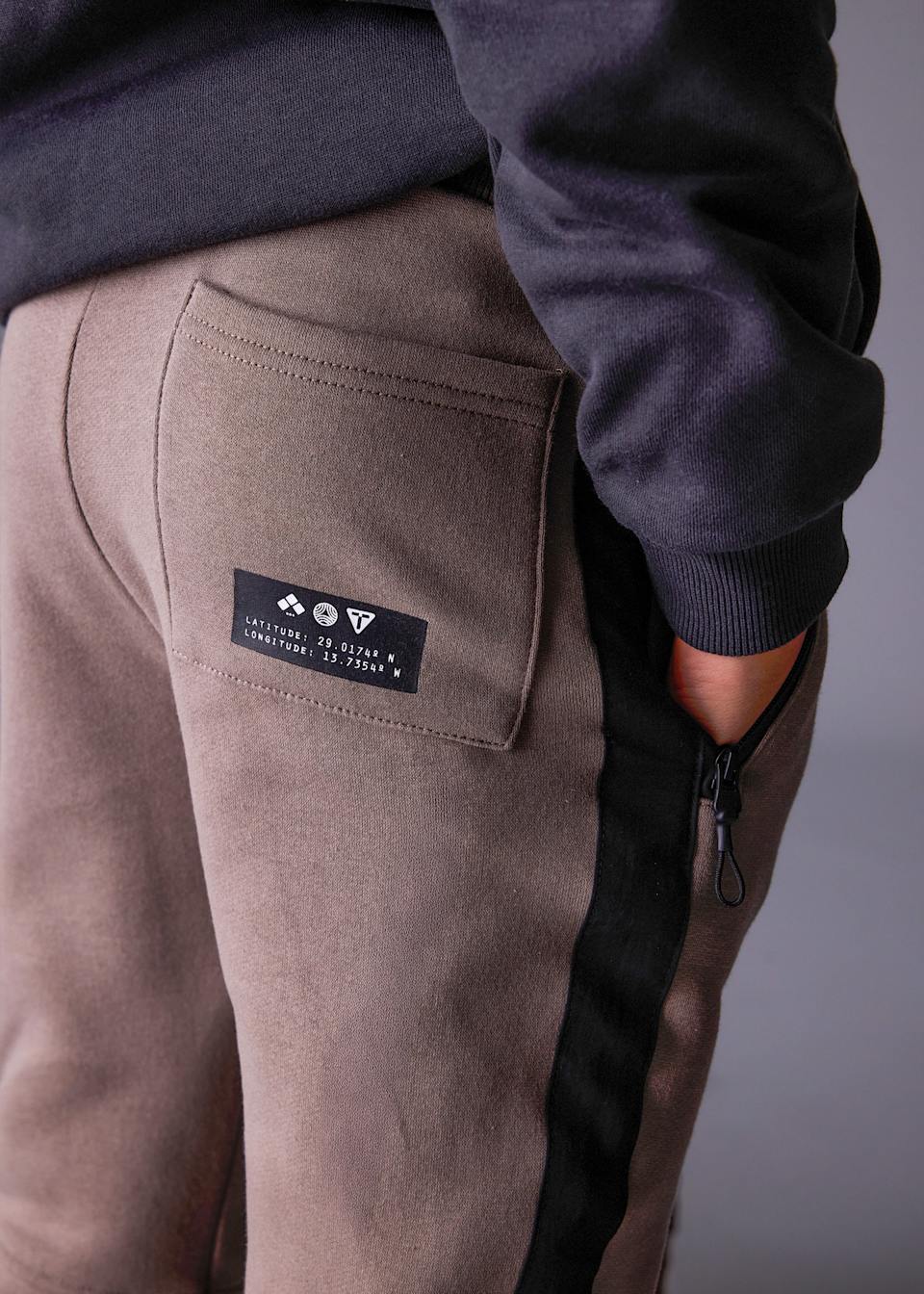 Pantalón deportivo contraste chico