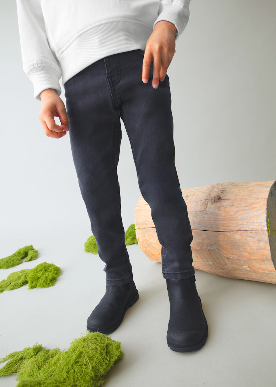 Pantalón denim entallado básico niño