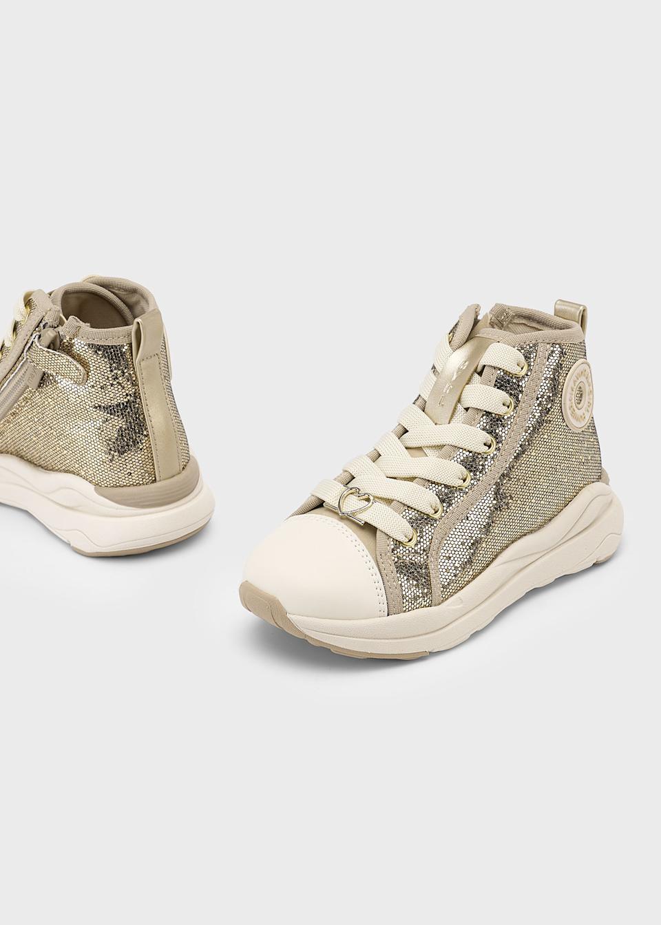 Girls thick soled sport shoe