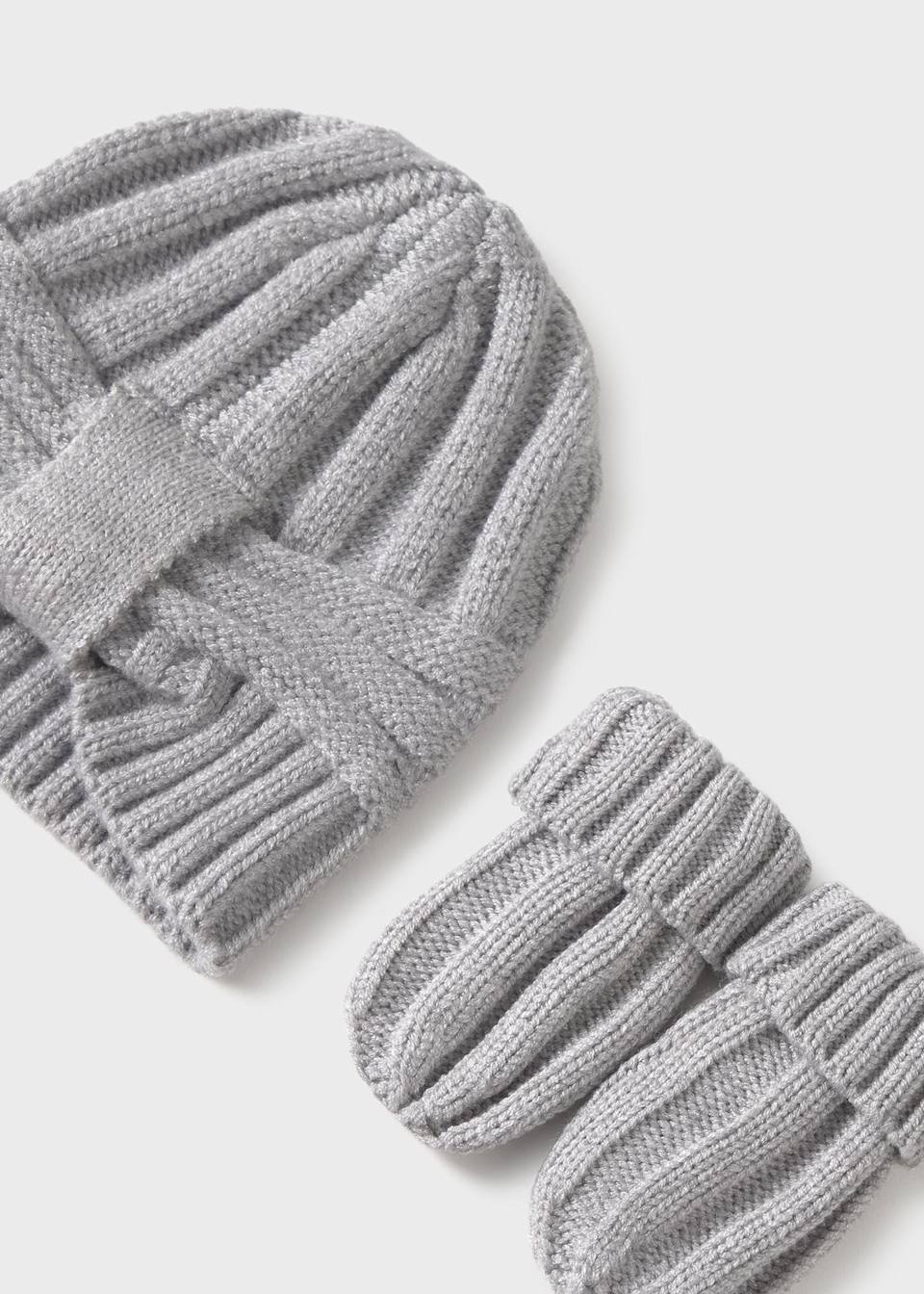 Newborn girl hat and mittens set