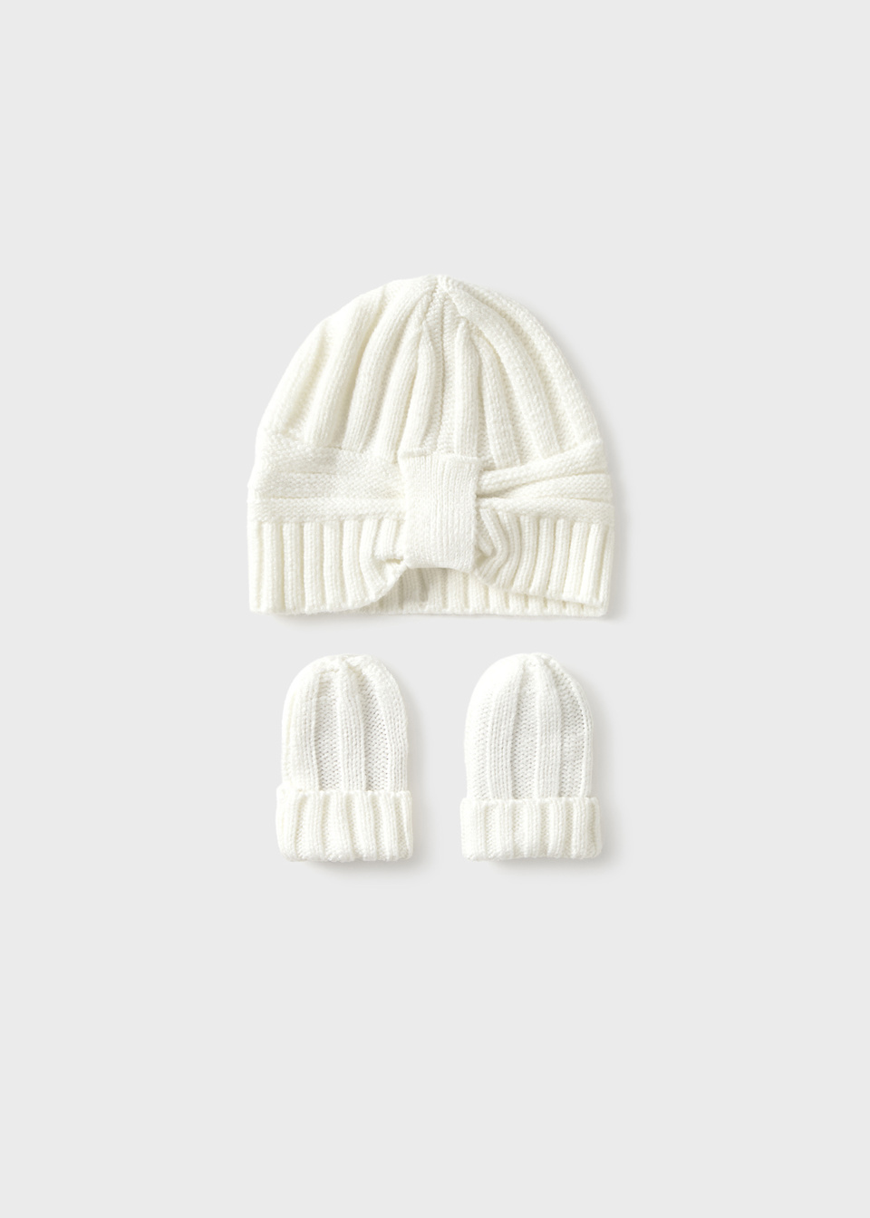 Newborn girl hat and mittens set