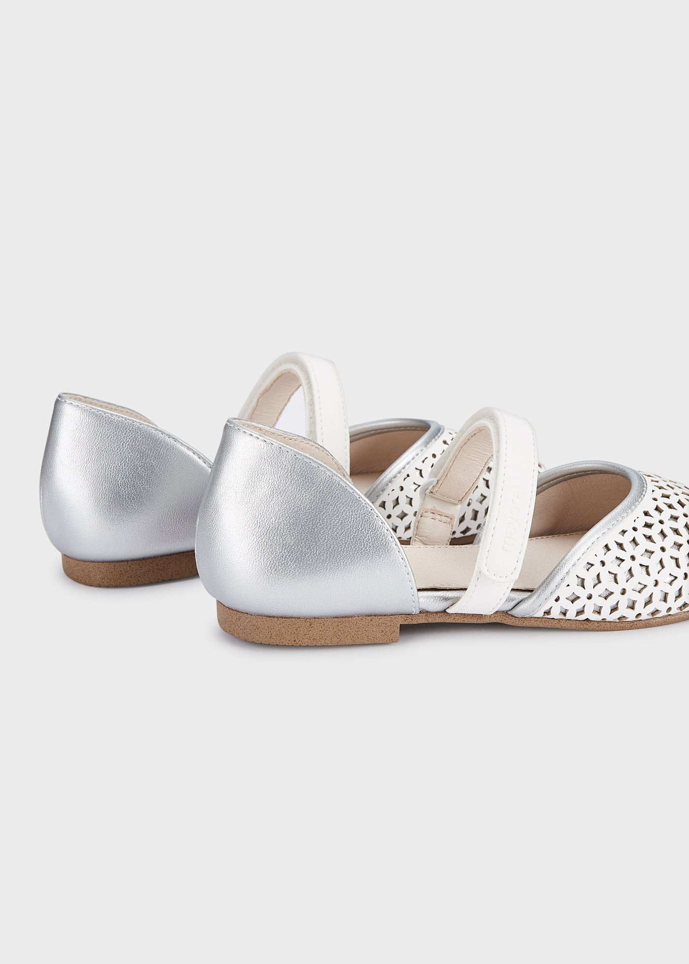 Offene Ballerinas Mit Klettverschluss F r M dchen Weiss Silber Mayoral offene-ballerinas-mit-klettverschluss-f-r-m-dchen-weiss-silber-mayoral