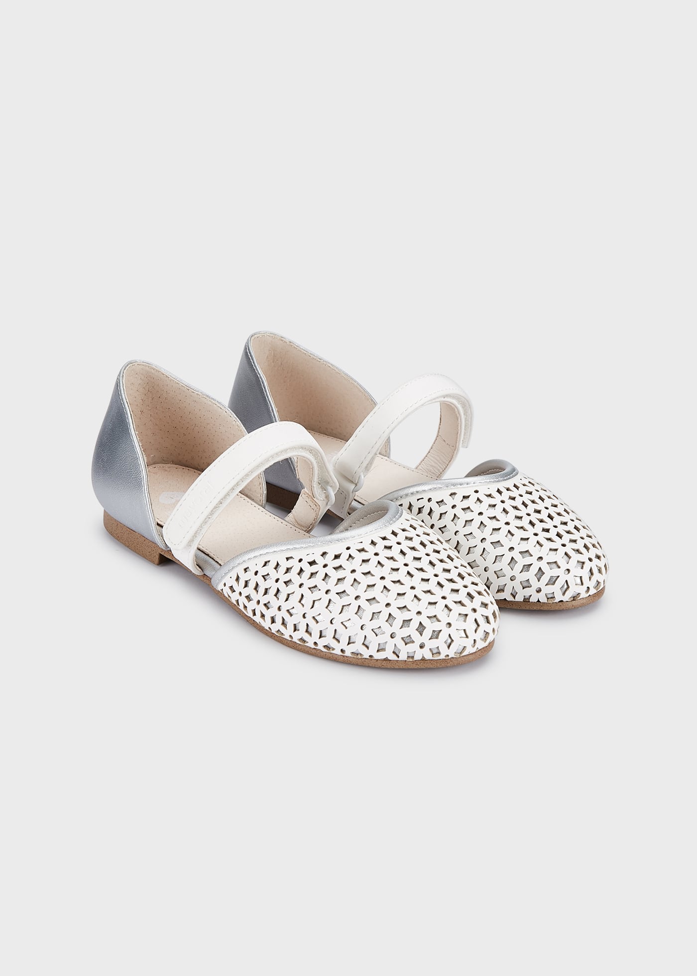 Offene Ballerinas Mit Klettverschluss F r M dchen Weiss Silber Mayoral offene-ballerinas-mit-klettverschluss-f-r-m-dchen-weiss-silber-mayoral