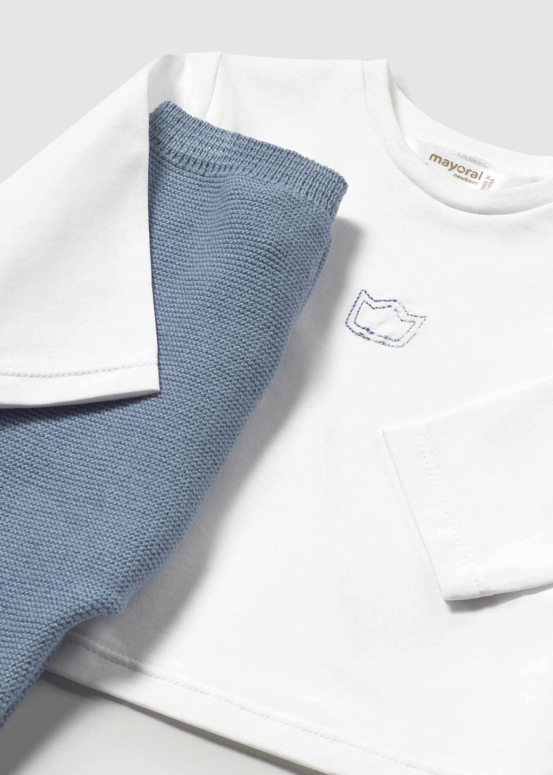 Trykotowy komplet trzyczęściowy dla maluszka Trykotowy komplet trzyczęściowy dla maluszka