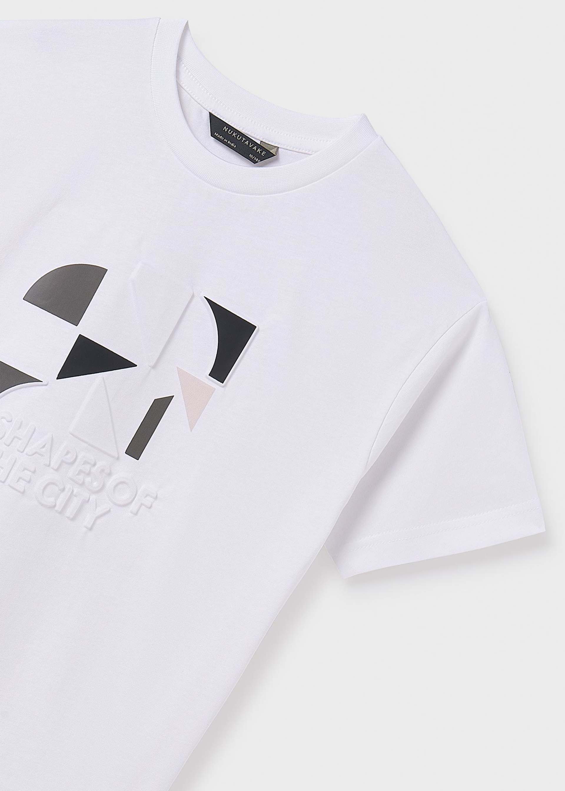 Camiseta relieves geométricos chico