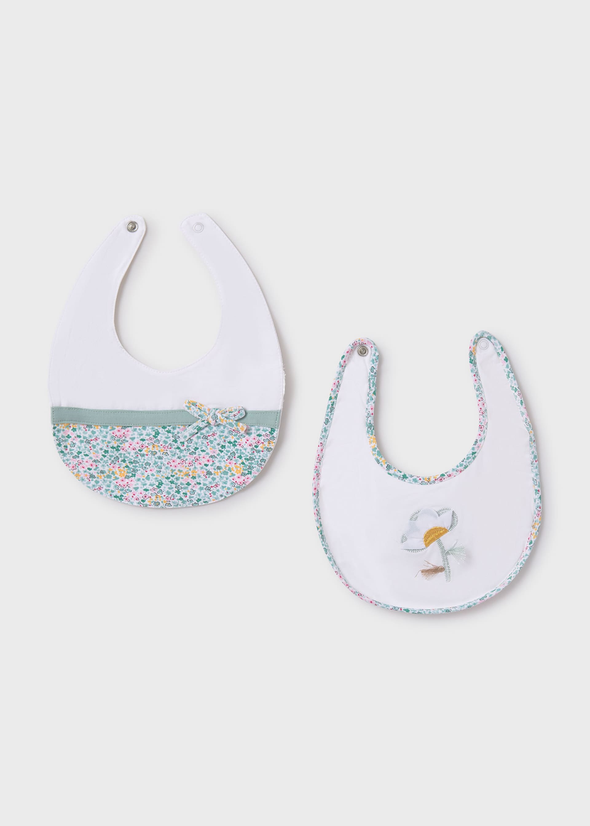 Baby set of 2 waterproof bibs Baby set of 2 waterproof bibs