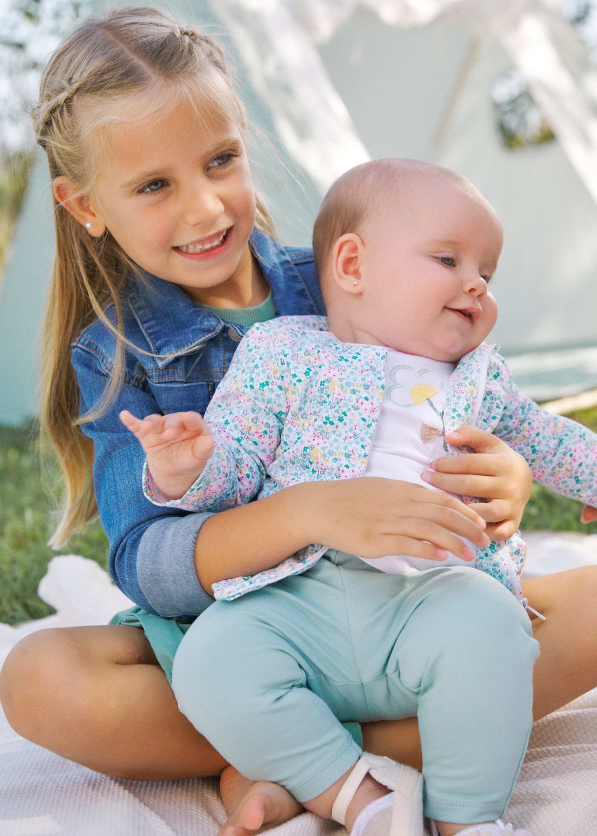 Survêtement avec t-shirt à fleurs nouveau-né Survêtement avec t-shirt à fleurs nouveau-né