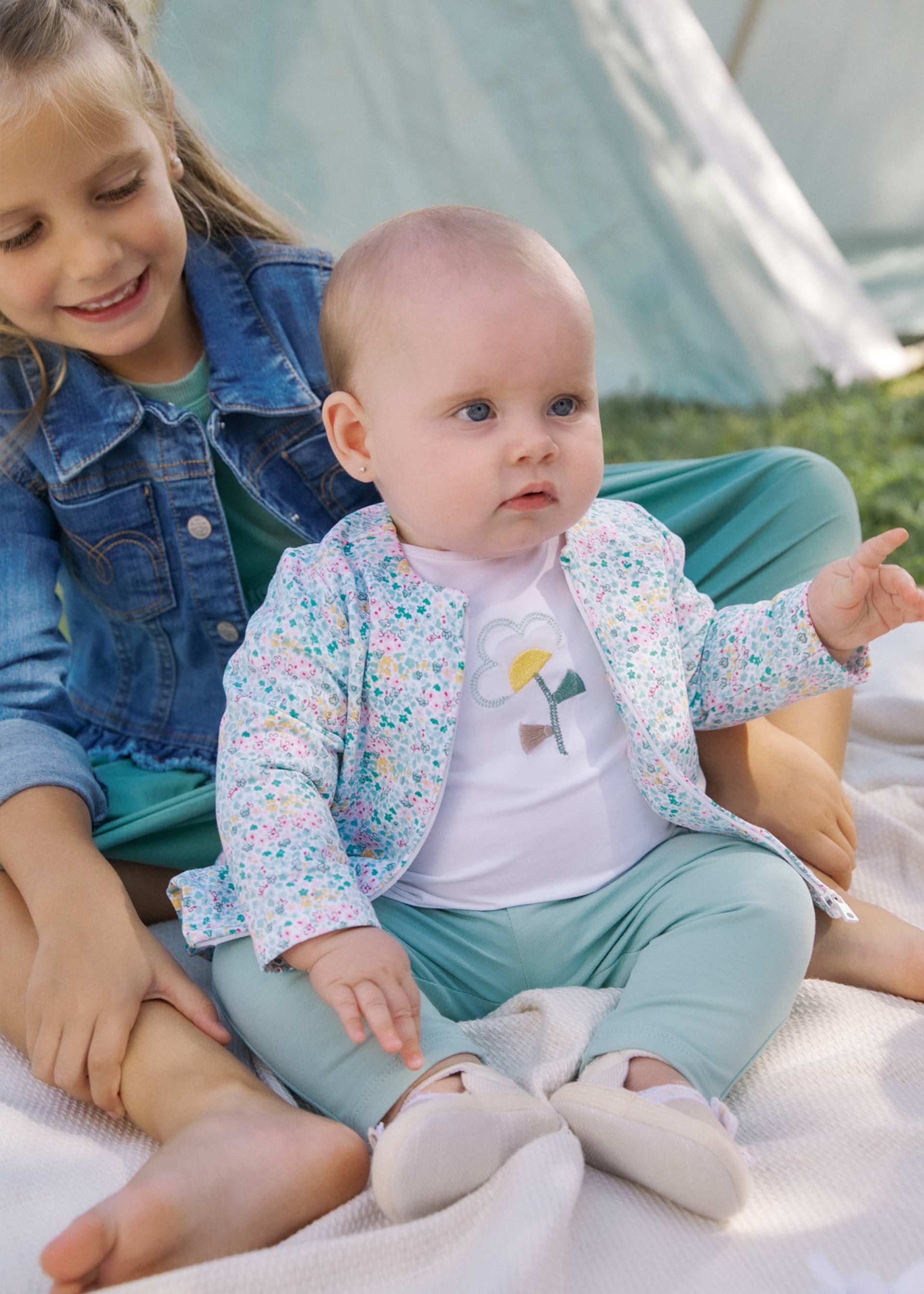 Комплект с анцуг и тениска на цветя за новородено момиче Комплект с анцуг и тениска на цветя за новородено момиче