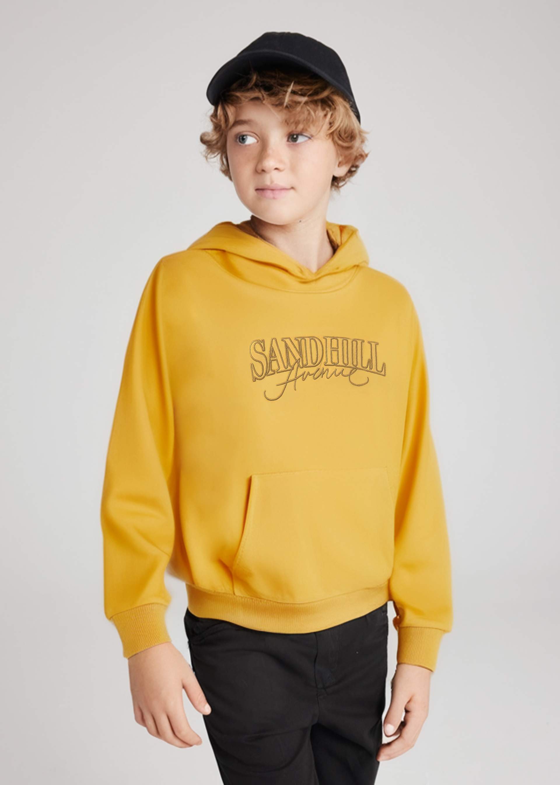 Sudadera capucha bordados chico