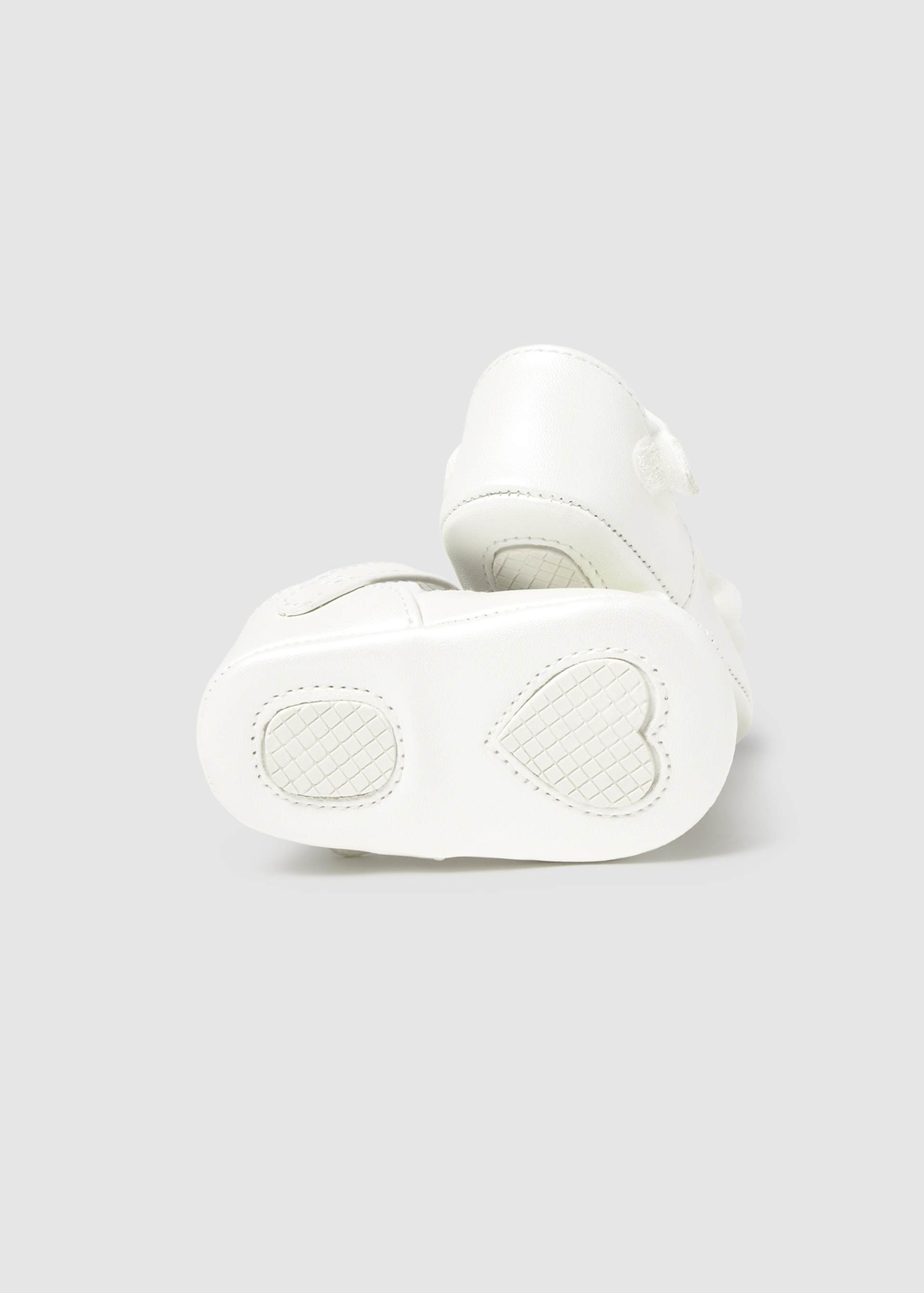 Zapatos ceremonia flor recién nacida