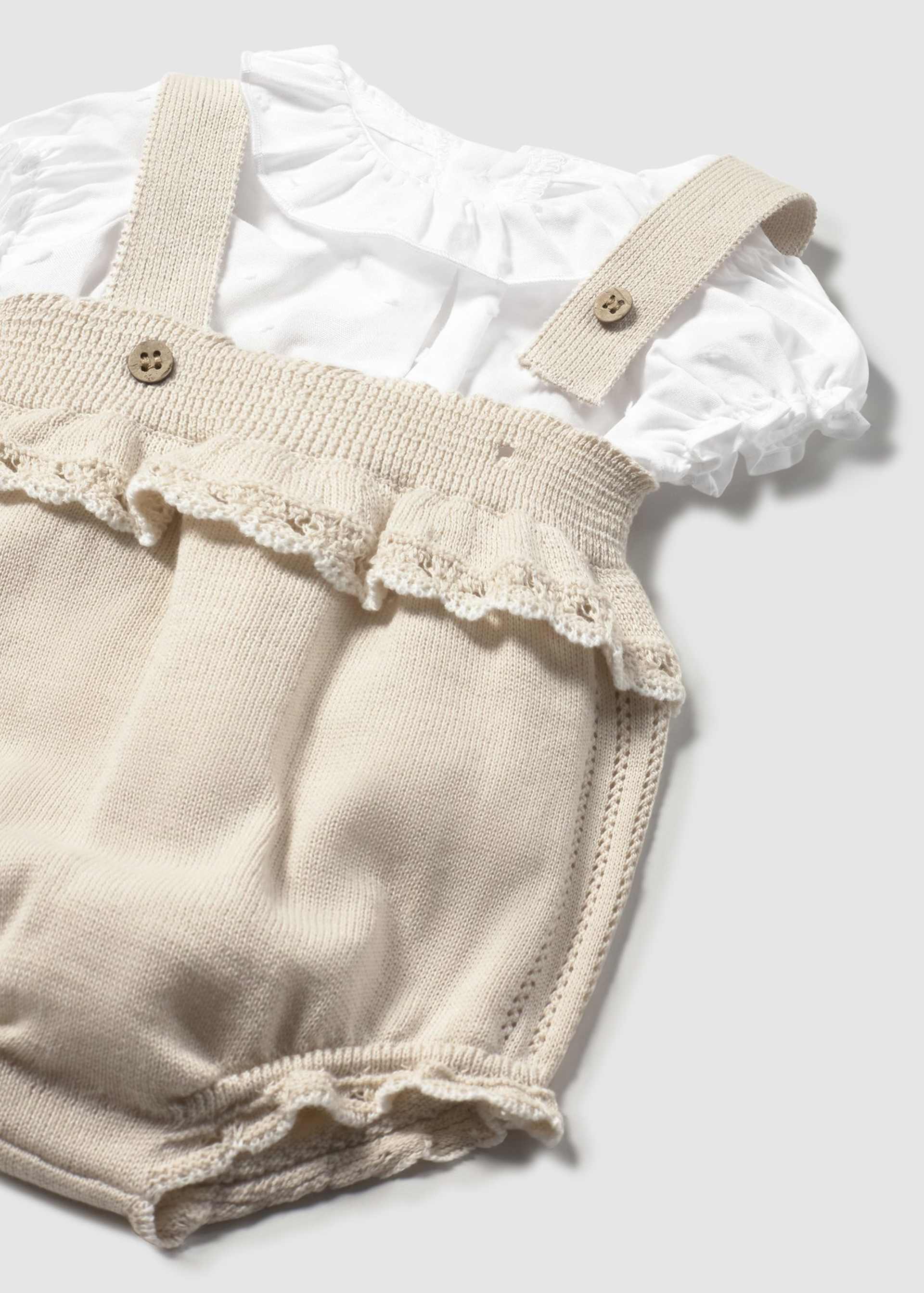 Set Strick-Latzhose und Bluse Neugeborene Set Strick-Latzhose und Bluse Neugeborene