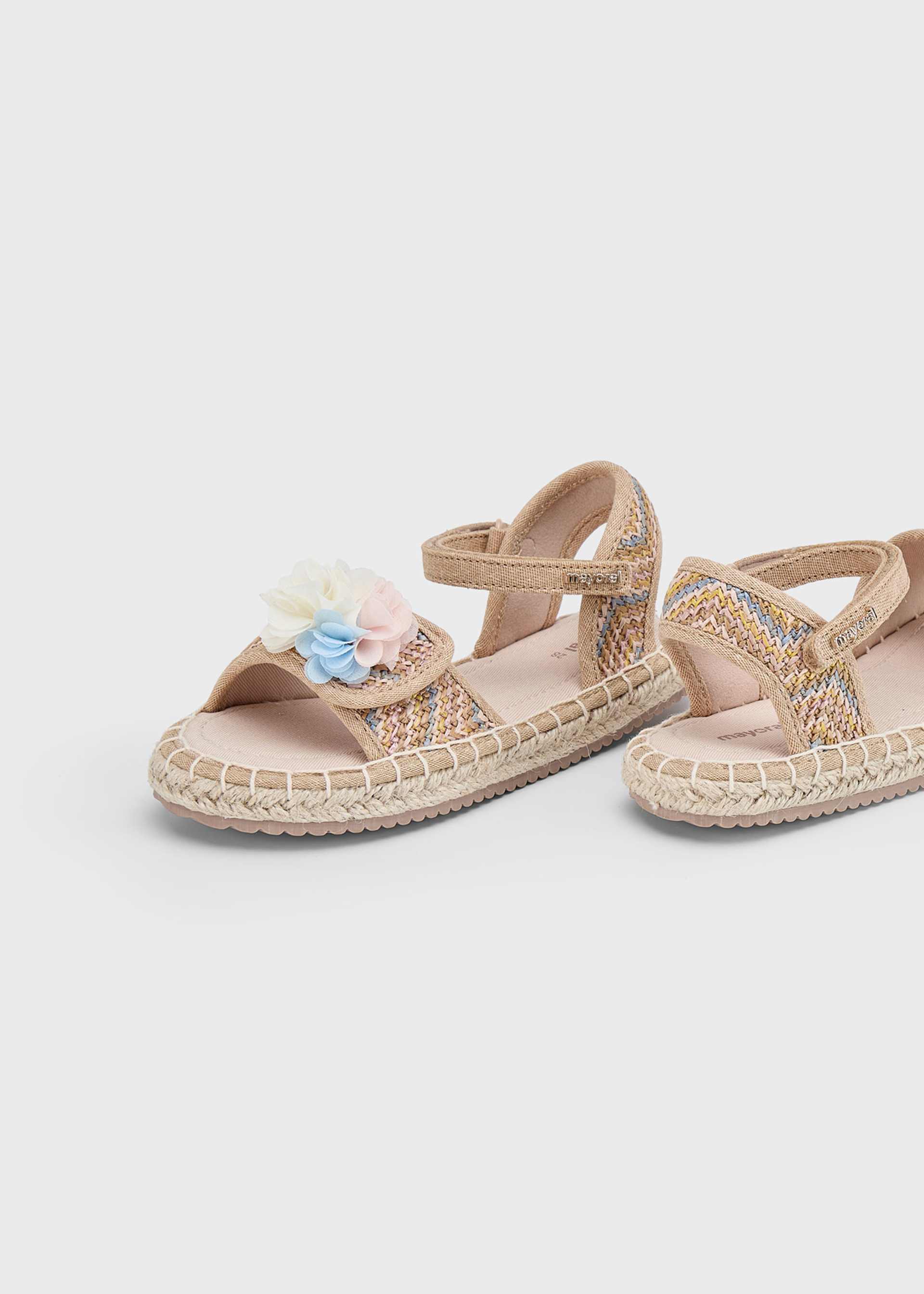 Espadryle z juty z kwiatkami dla dziewczynki