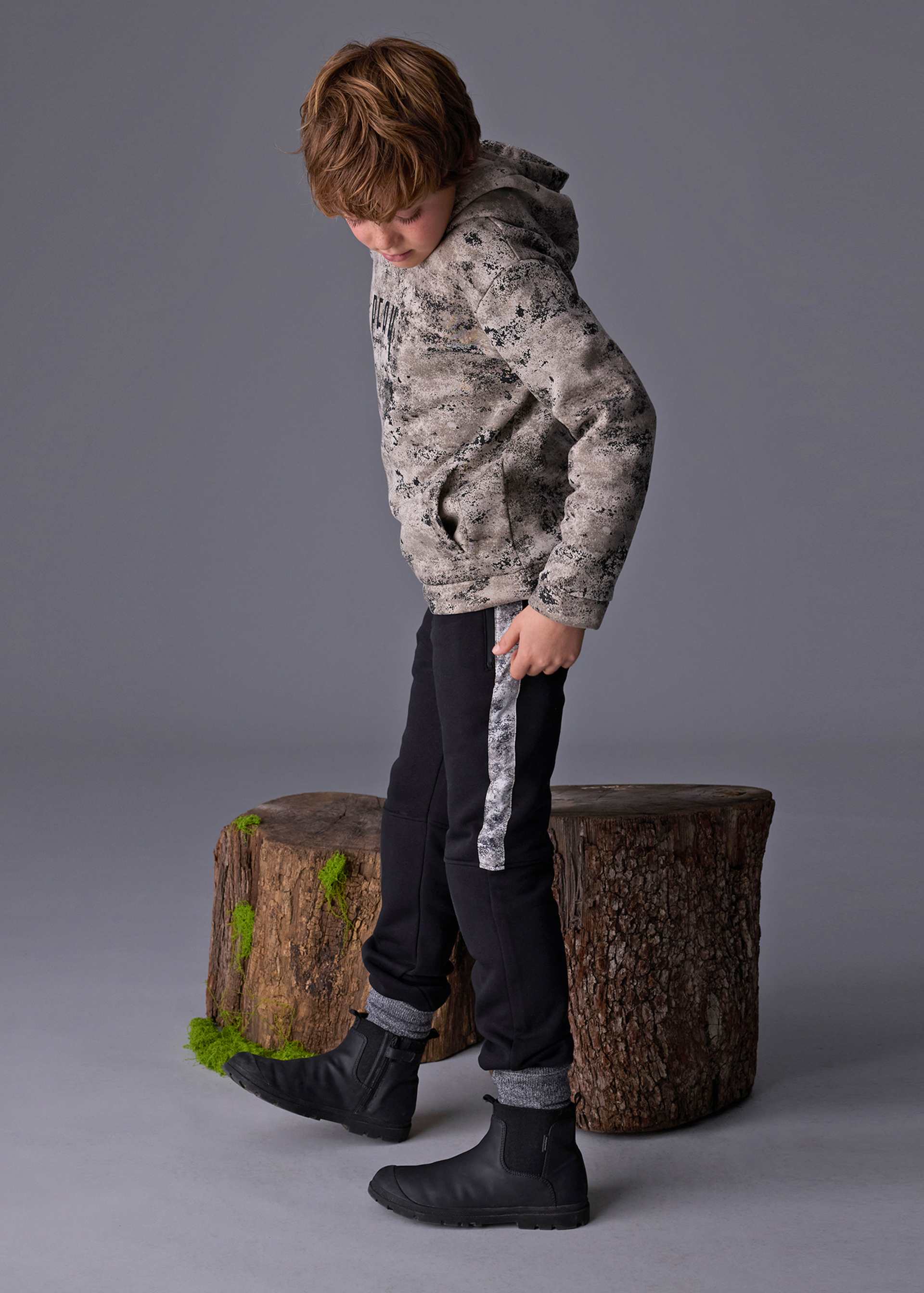 Спортен панталон с контрастен мотив за момче