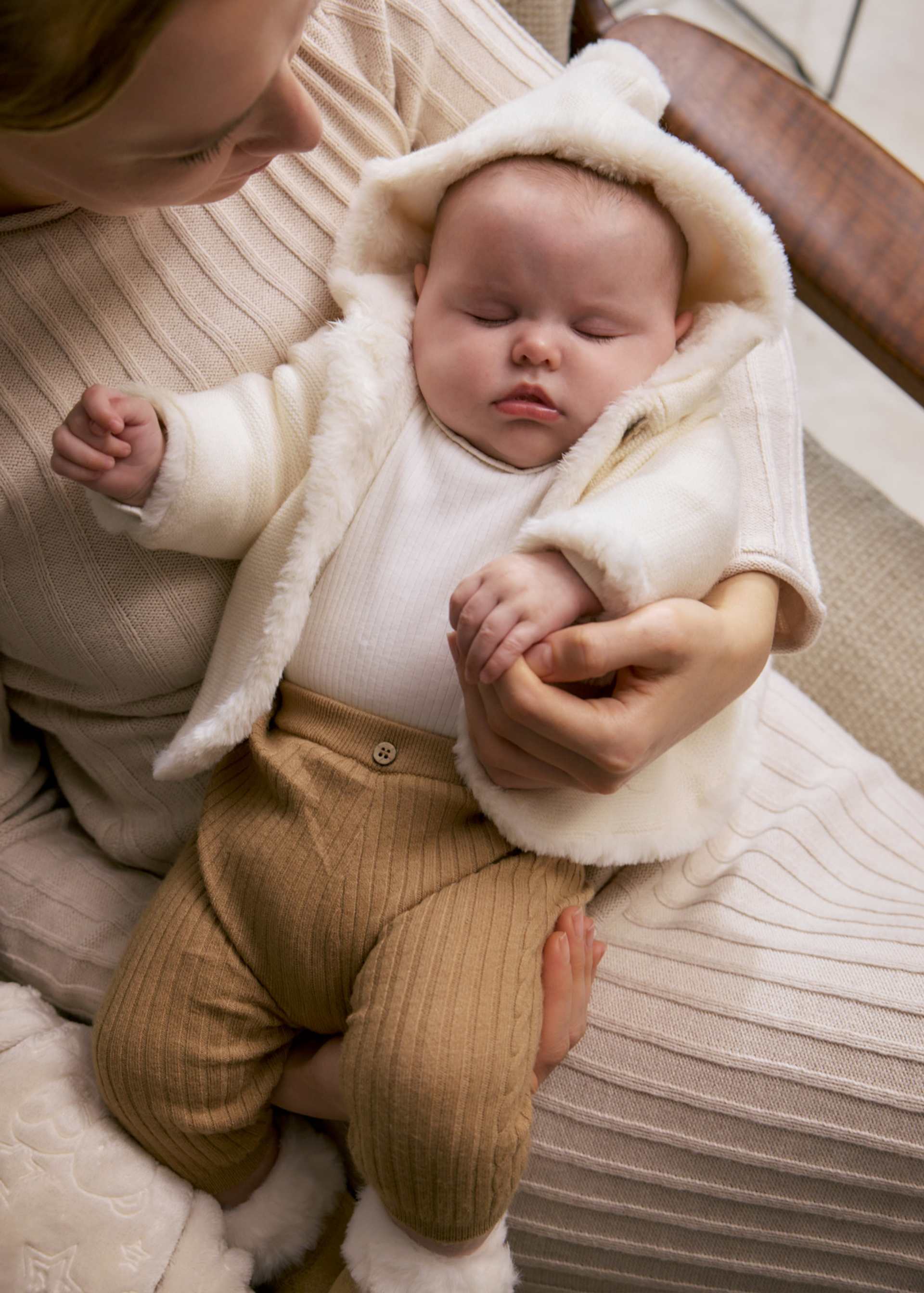 Newborn girl knitted leggings