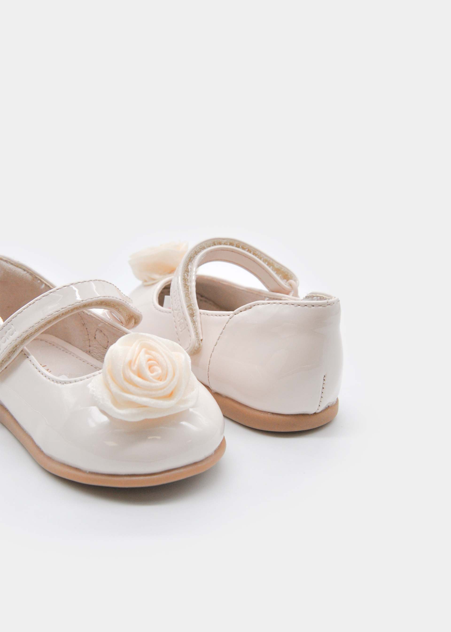 Zapatos charol flor bebé