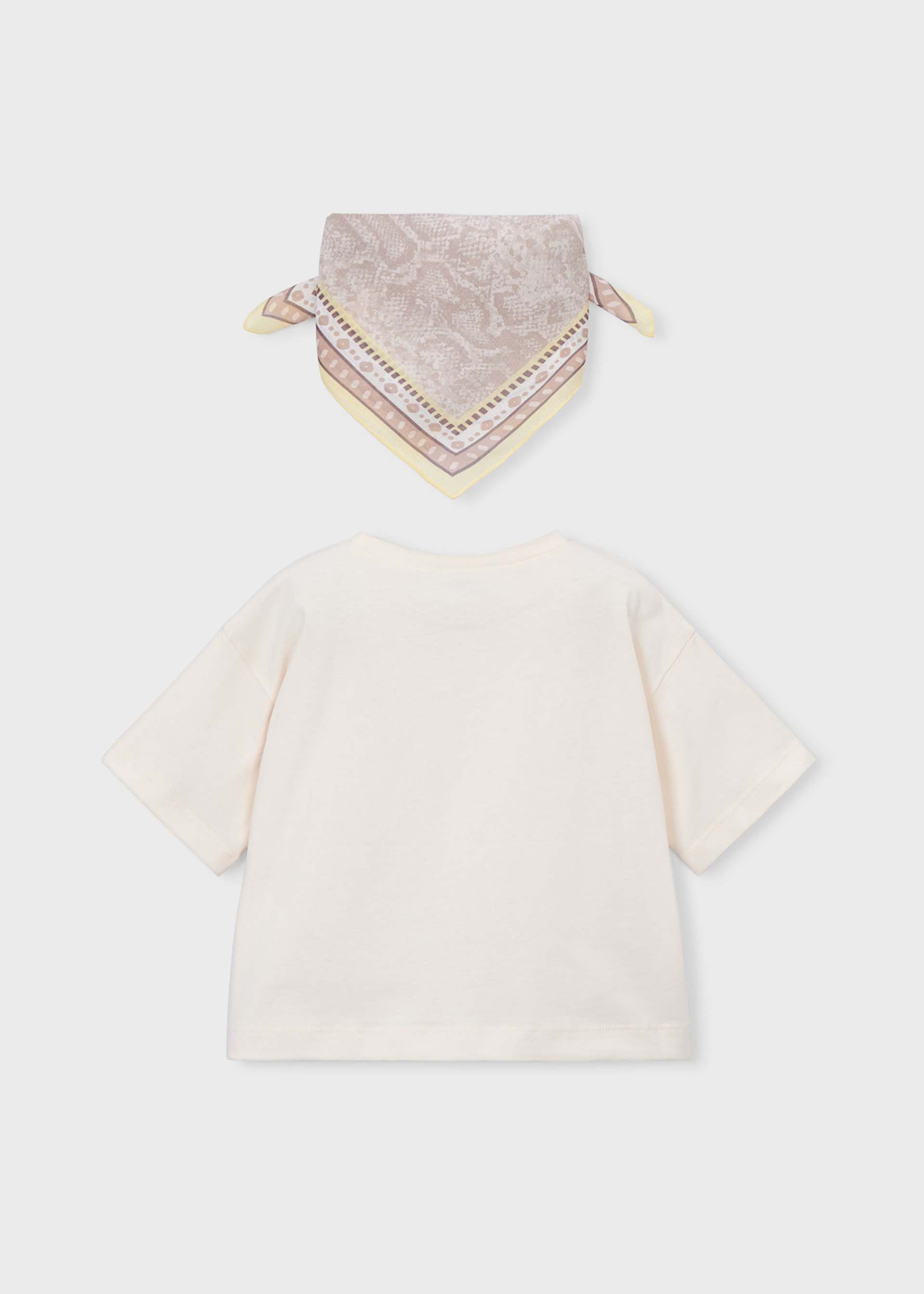 Camiseta con pañuelo estampado niña