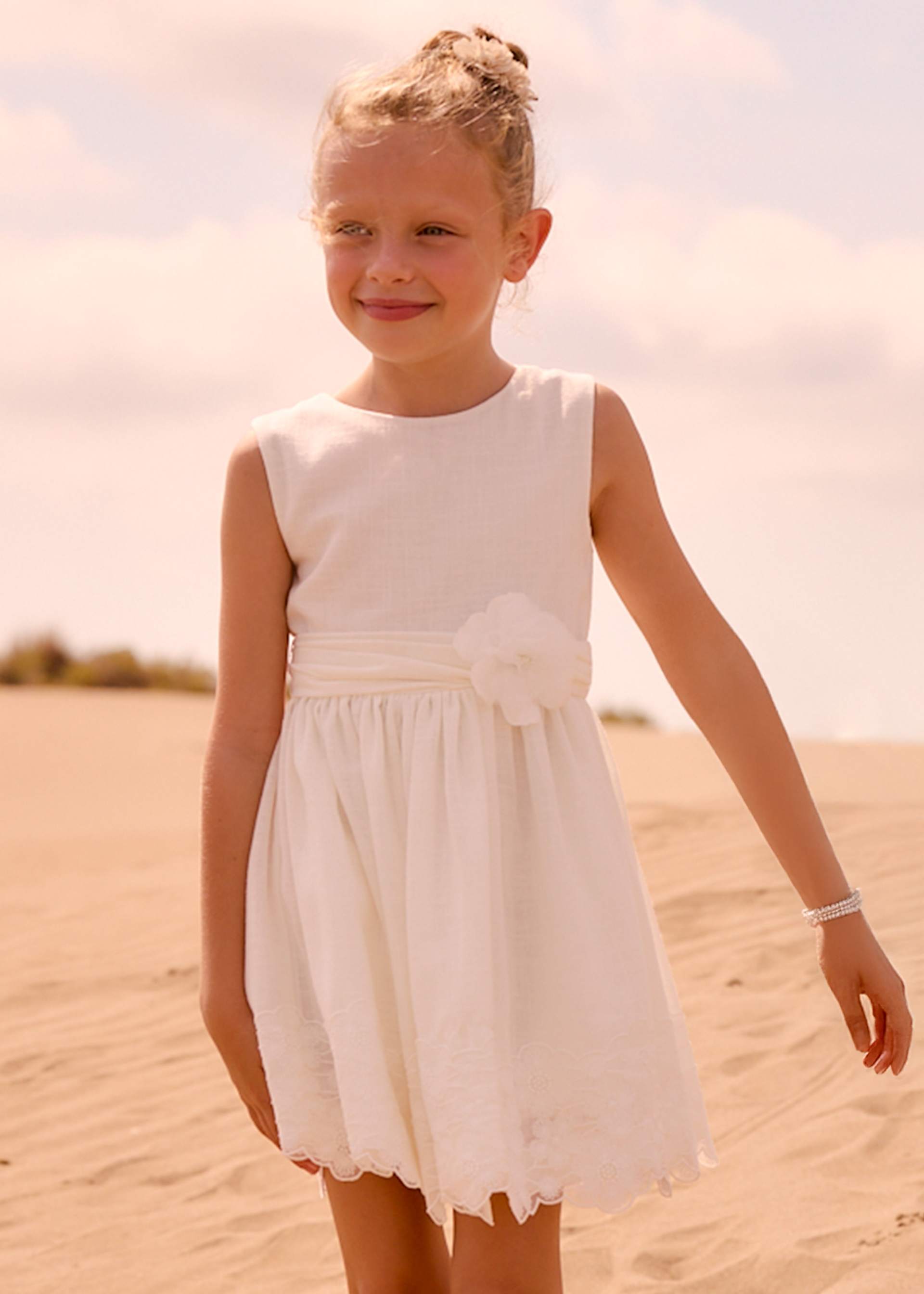 Formal dress with lace details for girls