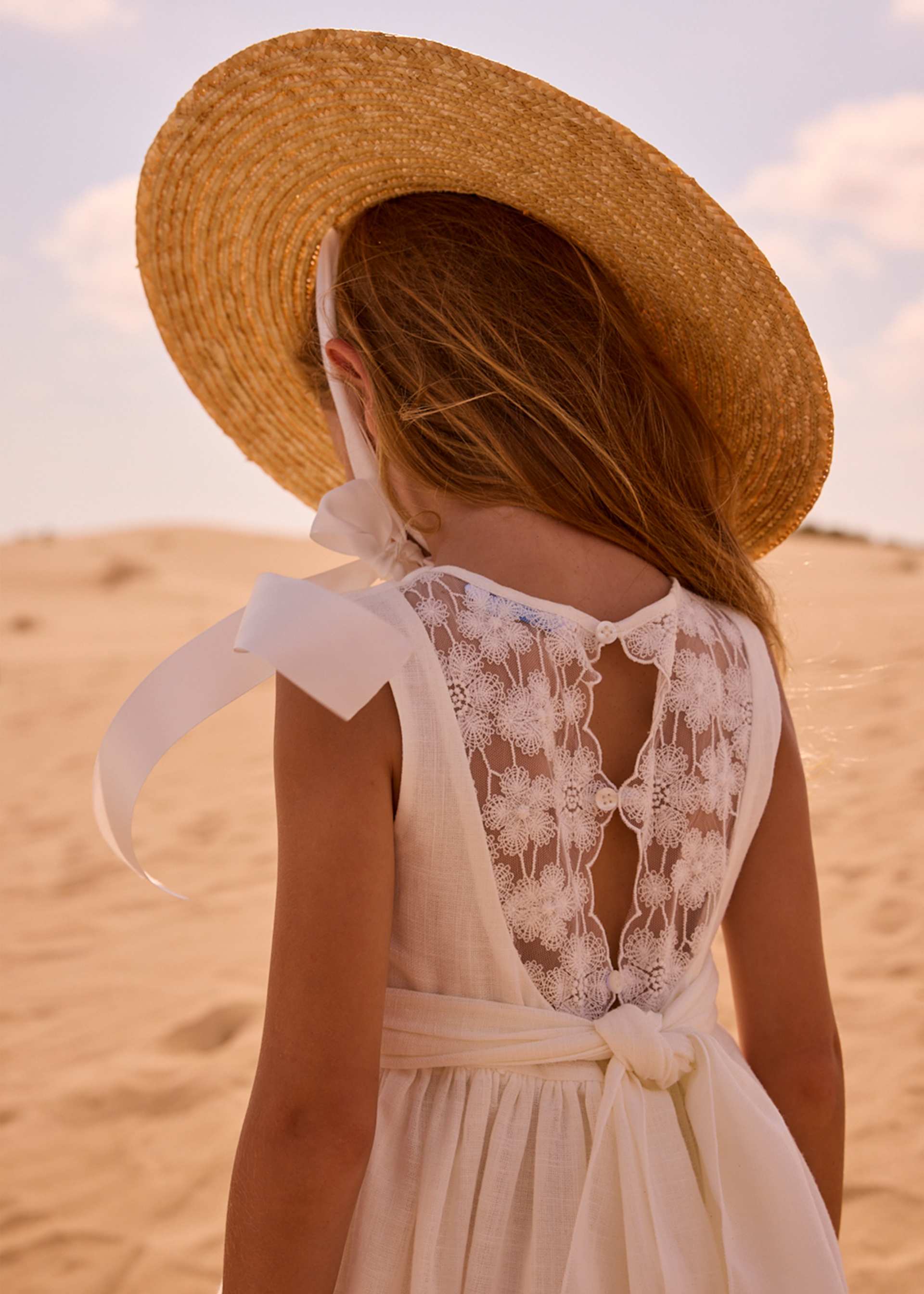 Formal dress with lace details for girls