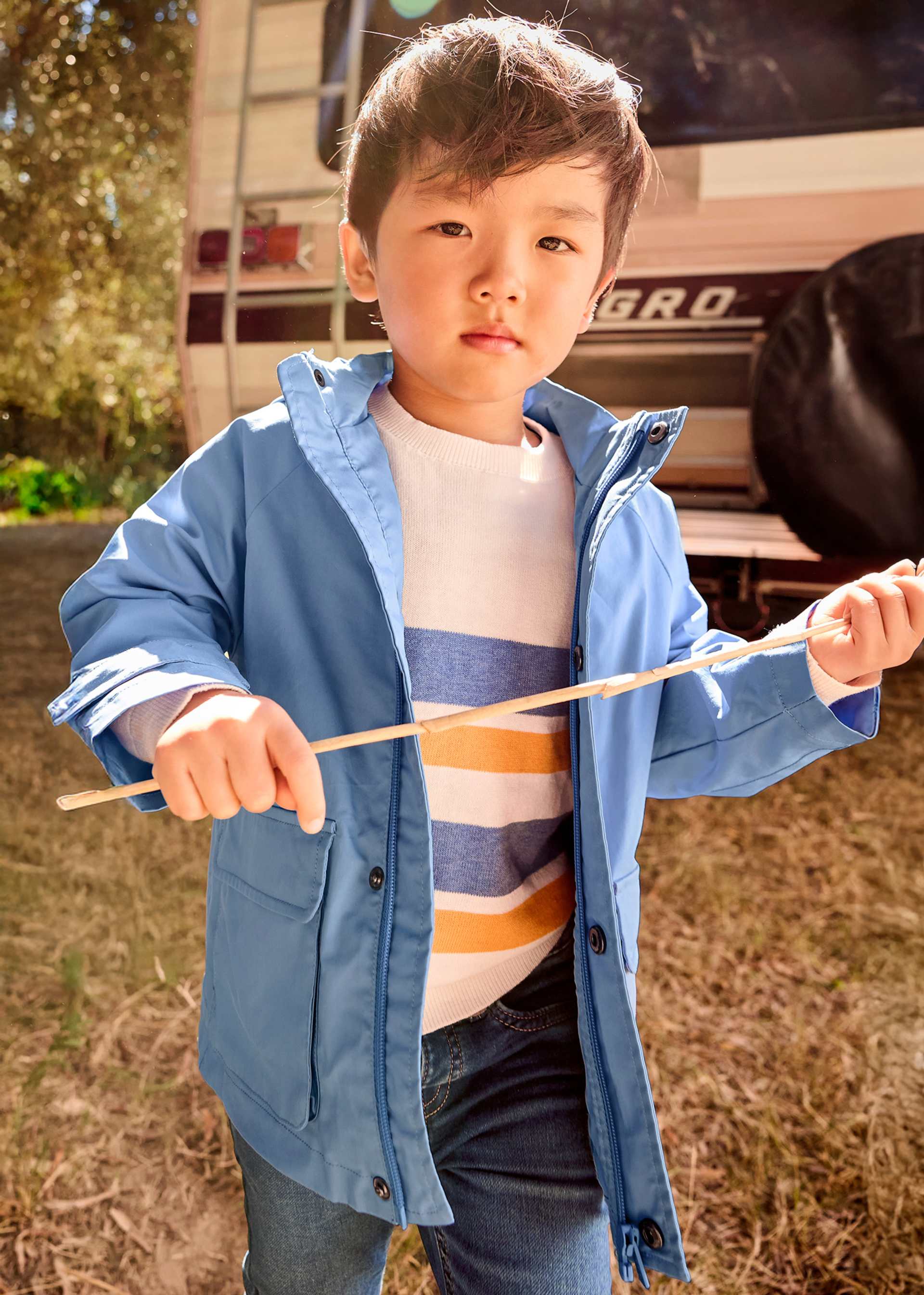 Windbreaker boy with pockets