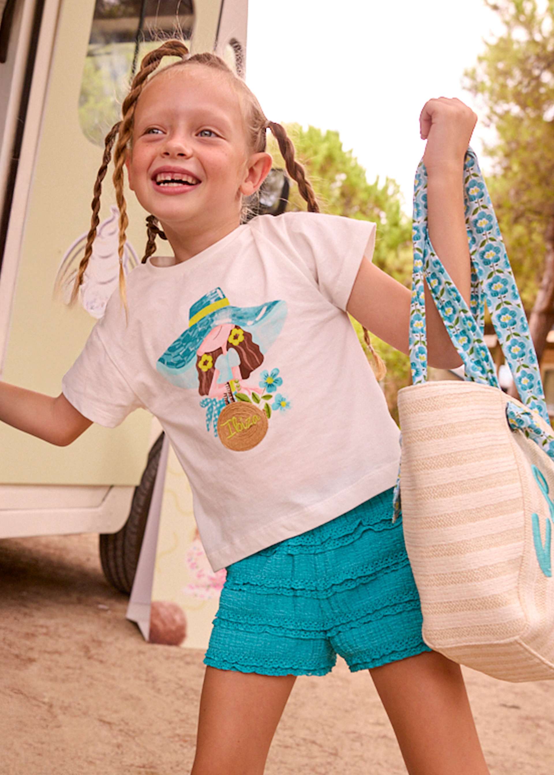 Conjunto pantalón corto volantes y camiseta estampada niña