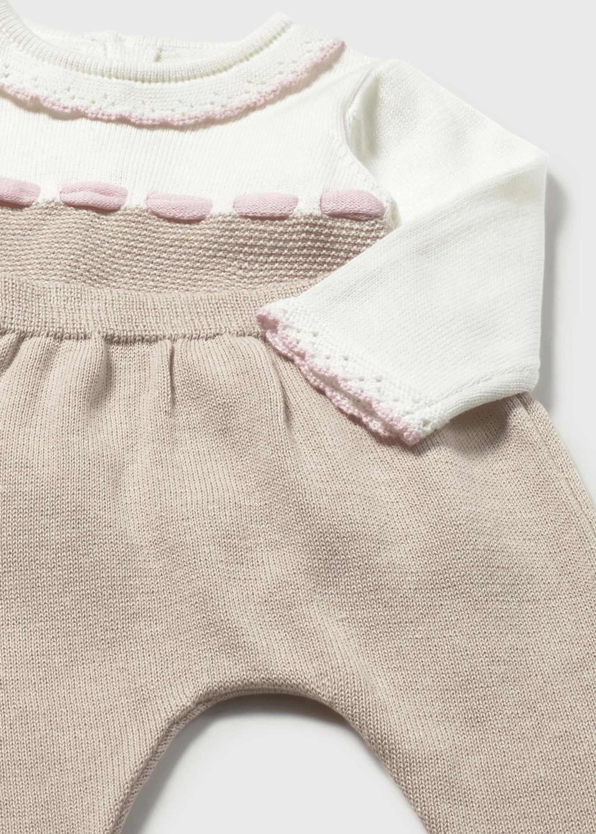 Conjunto pantalón y suéter tricot recién nacida