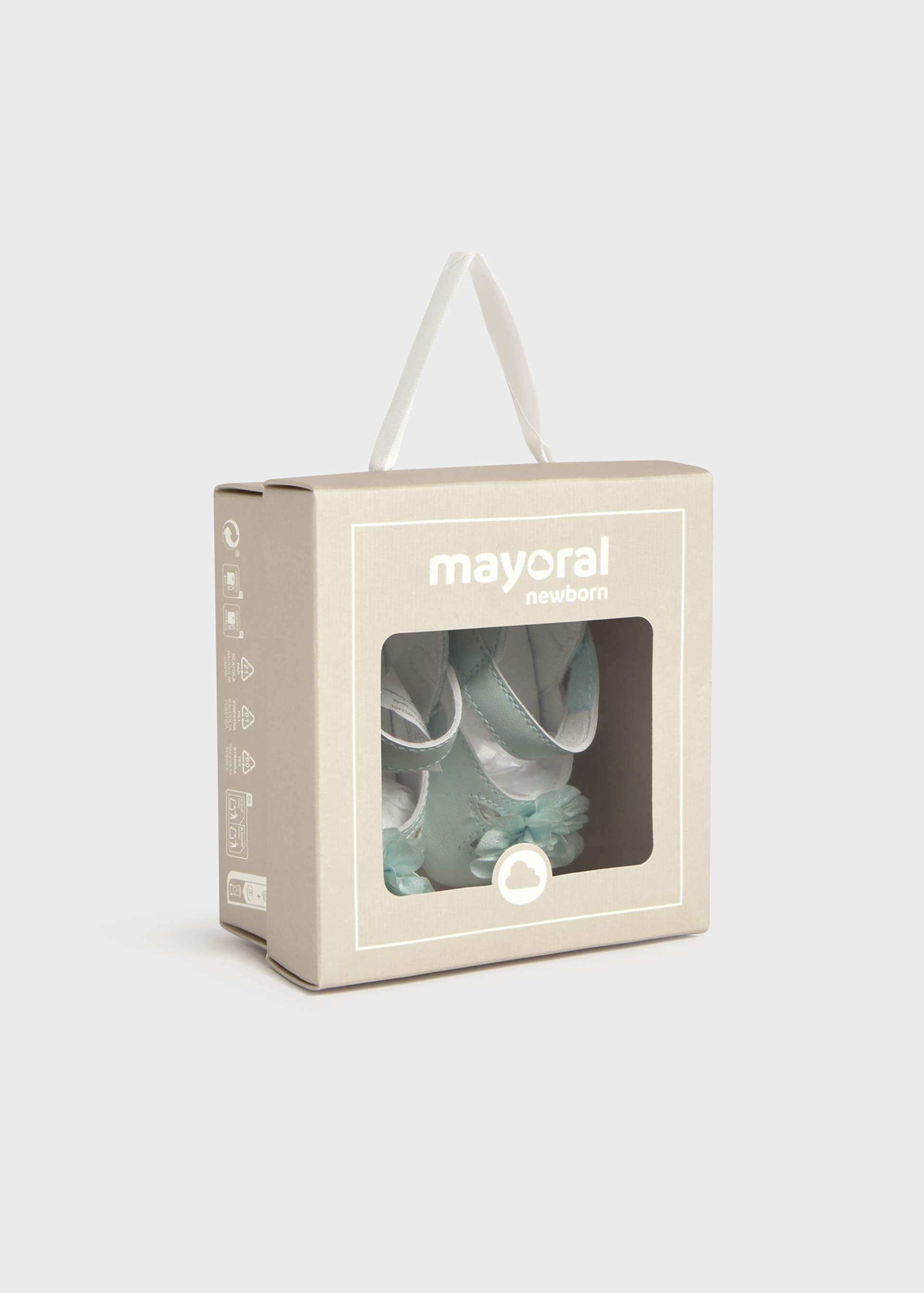 Zapatos ceremonia flor recién nacida