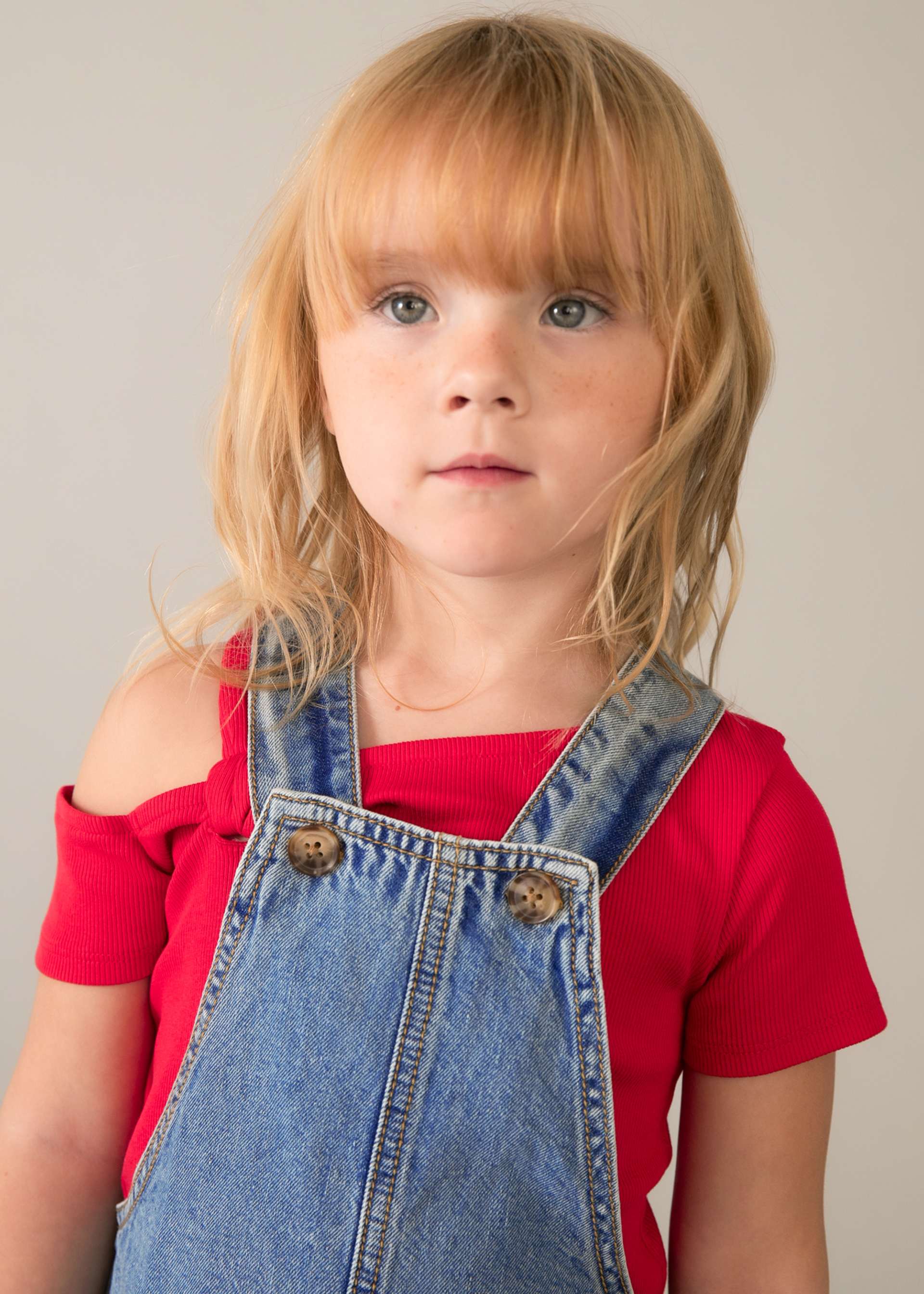 Peto de mezclilla fluido niña