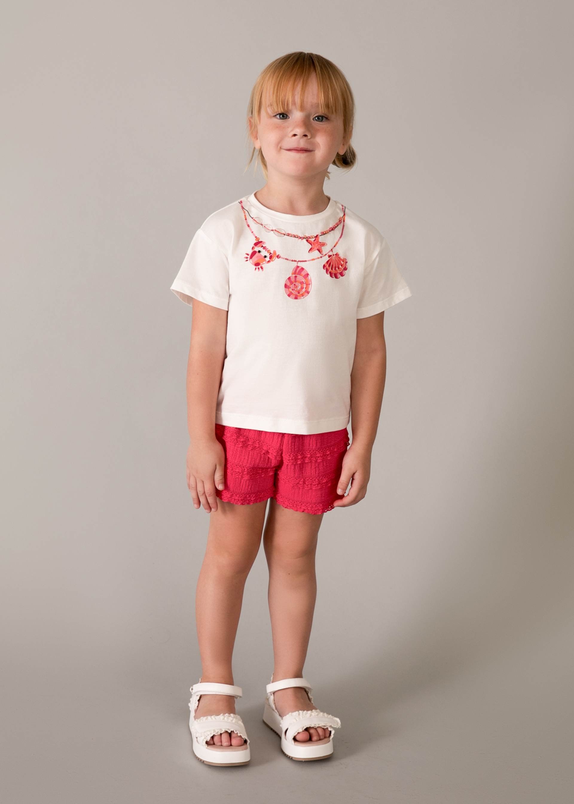 Conjunto pantalón corto volantes y camiseta estampada niña