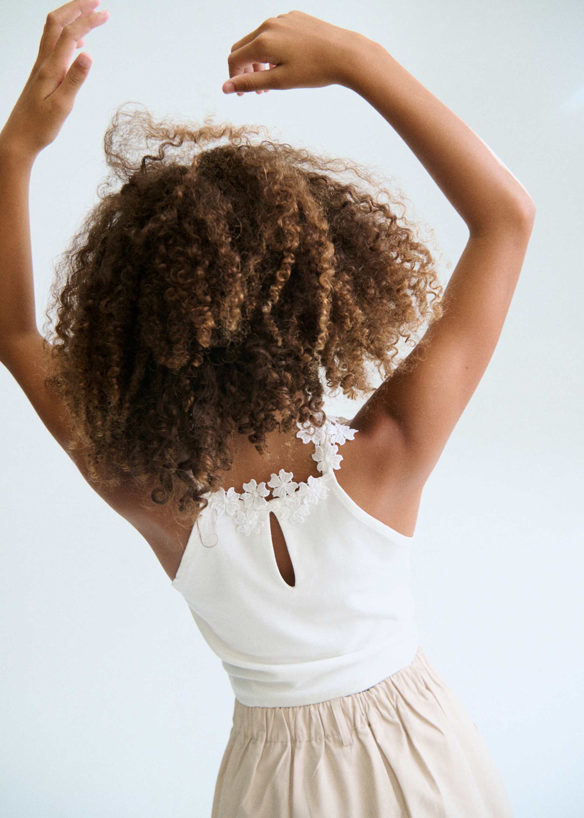 Top con detalle floral en tirantes chica