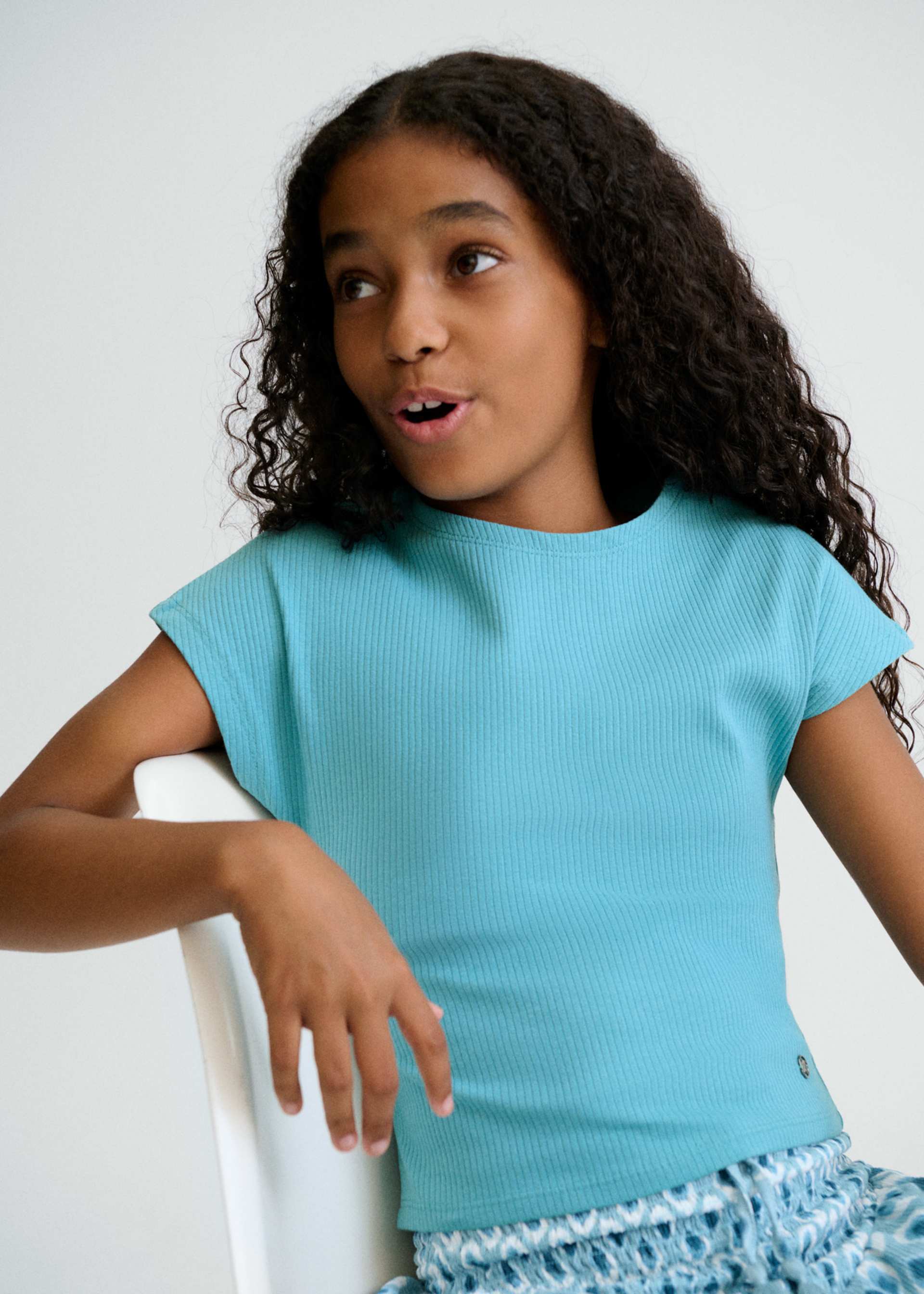 Ribbed t-shirt girl