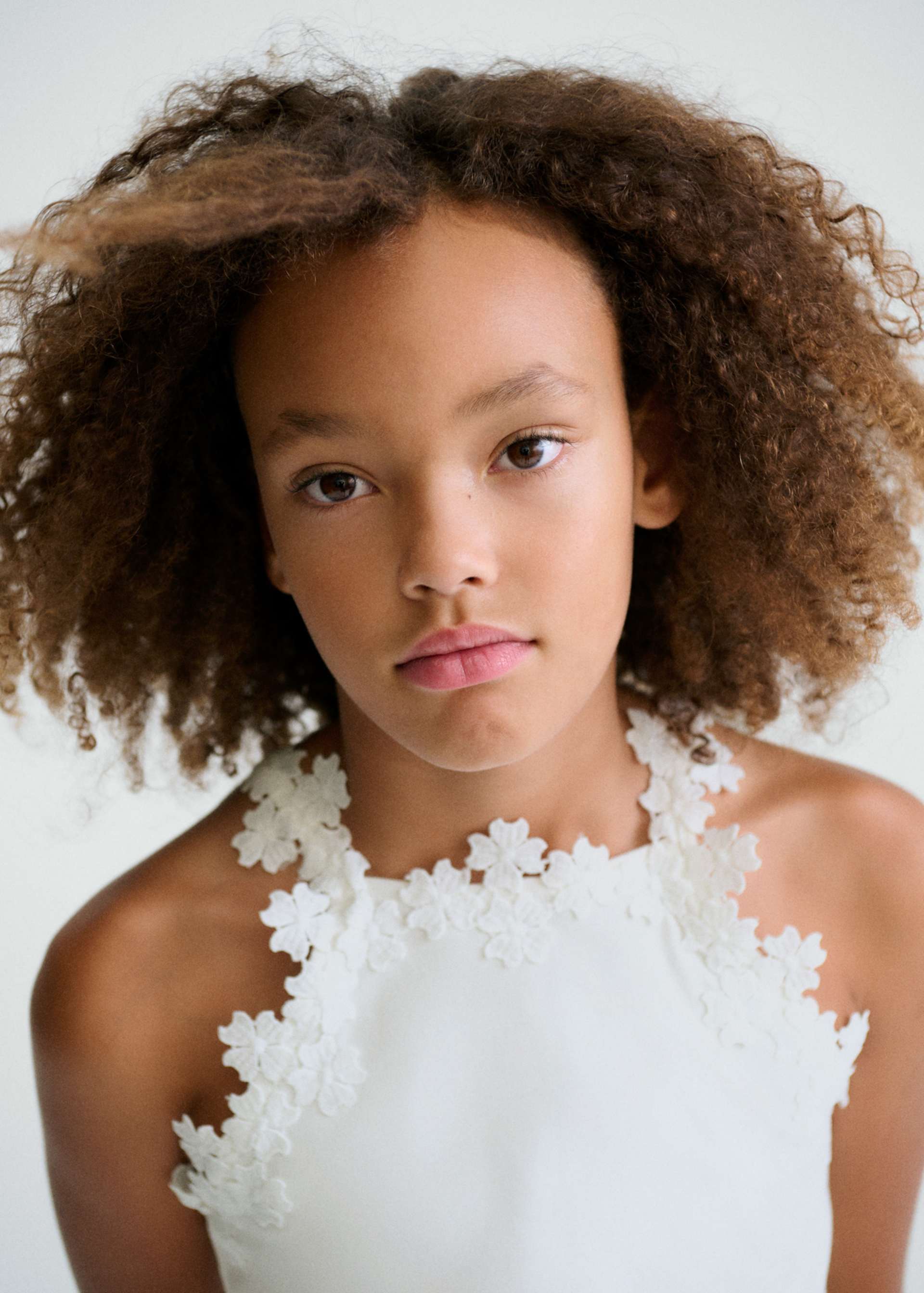 Top con detalle floral en tirantes chica