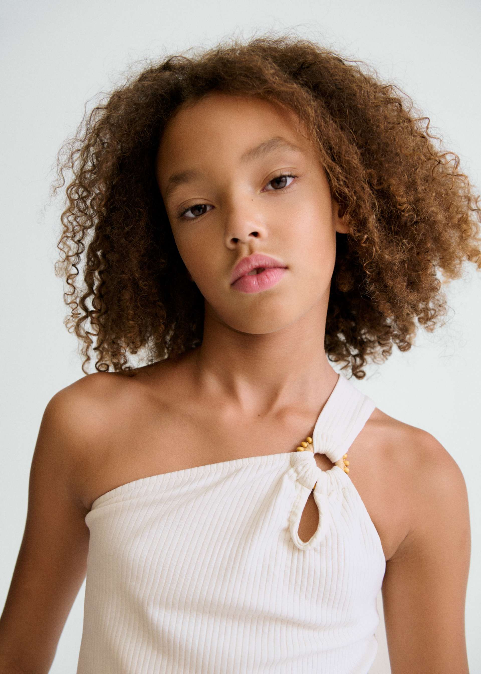 Asymmetric t-shirt girl