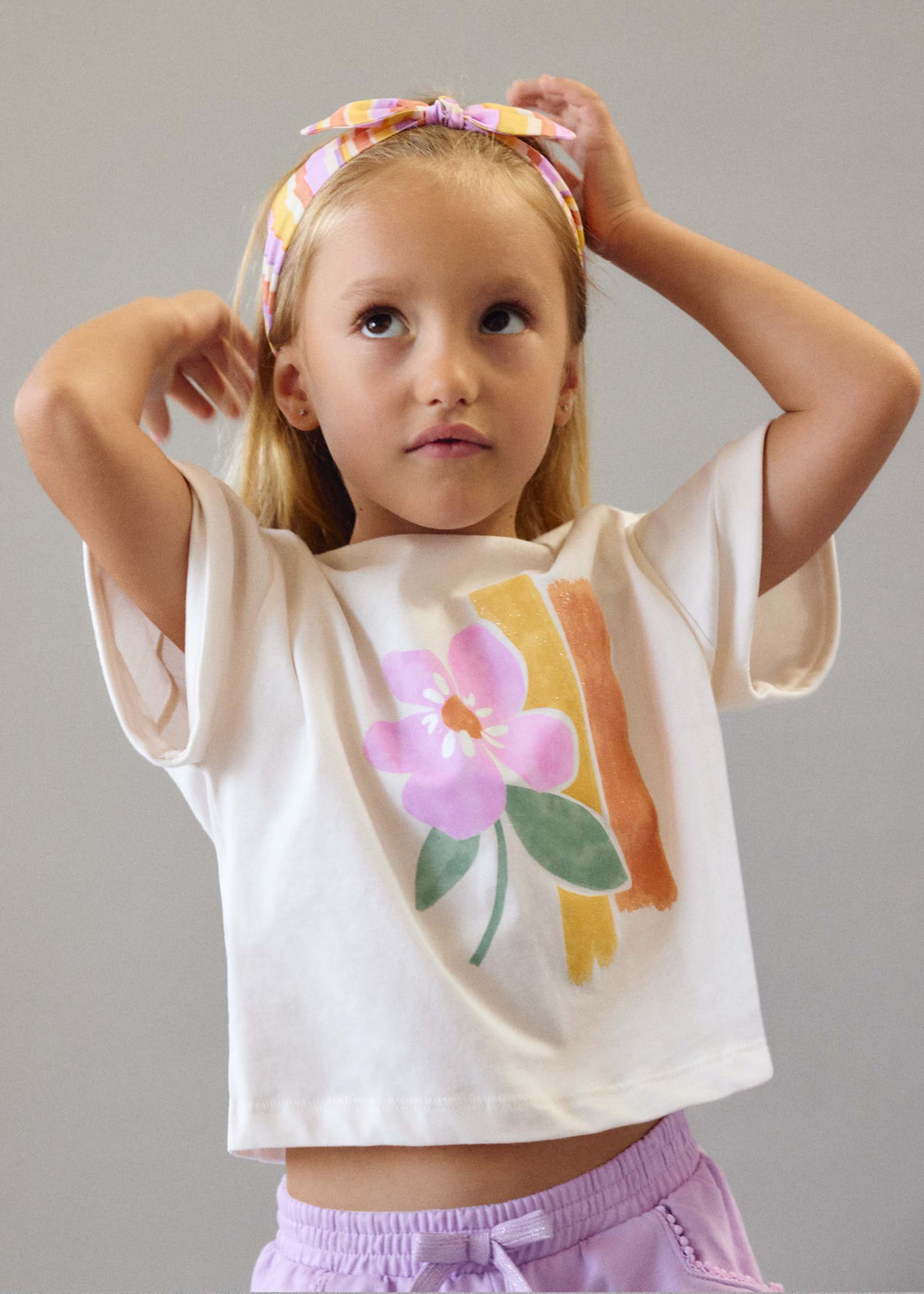 Playera con scrunchie estampada niña