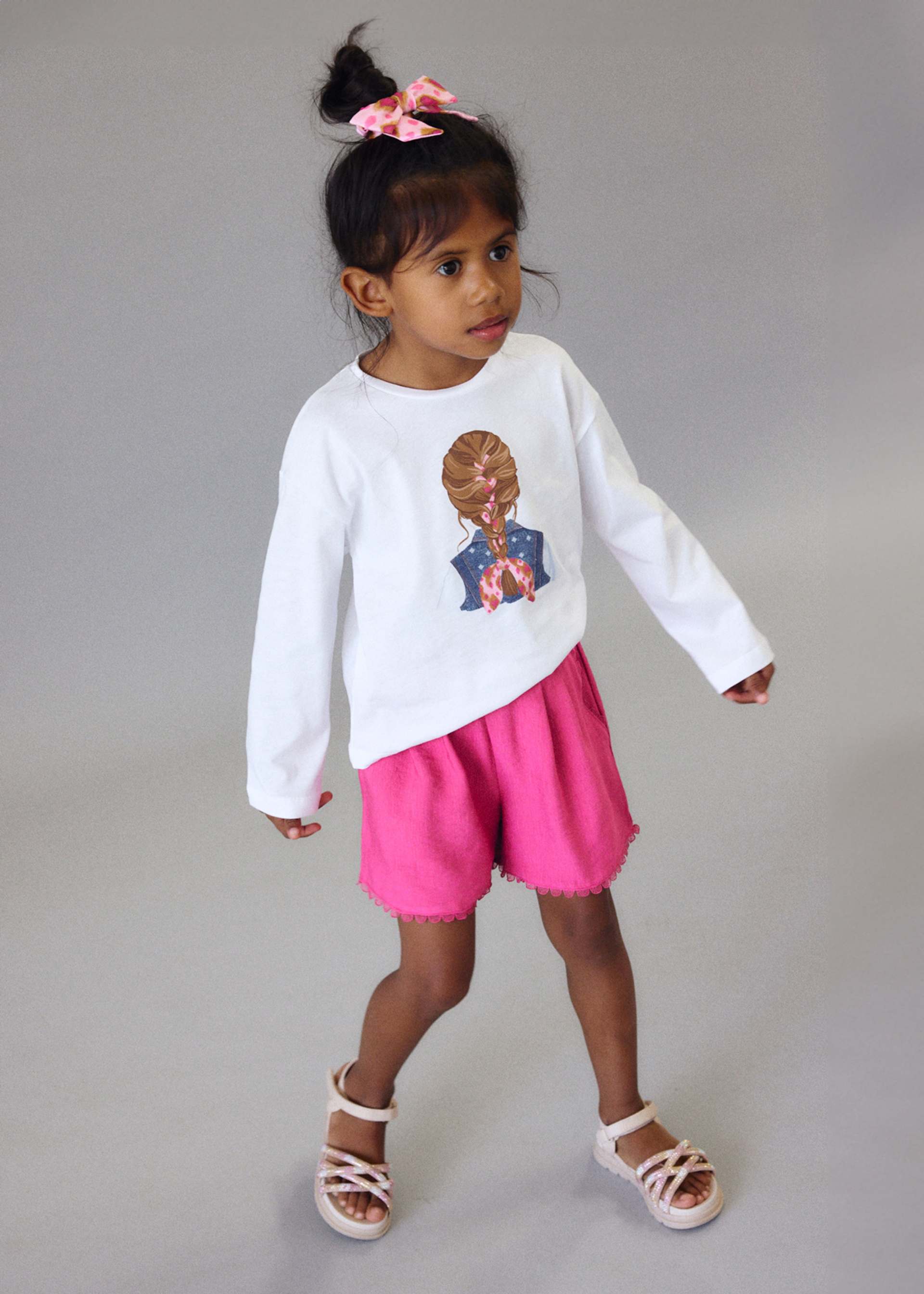 Girl Graphic T-shirt with Hair Tie