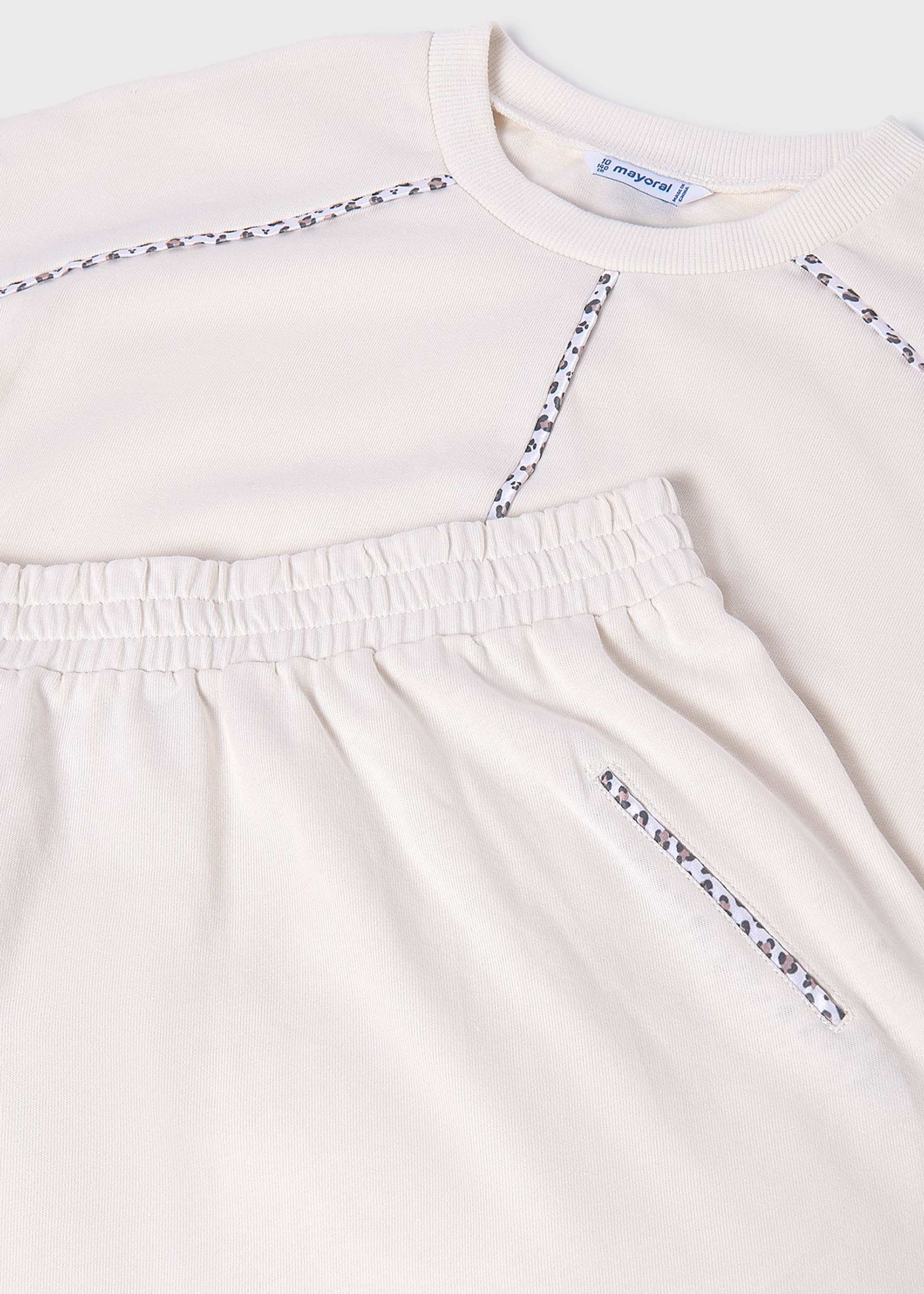 Conjunto falda y playera contrastes chica