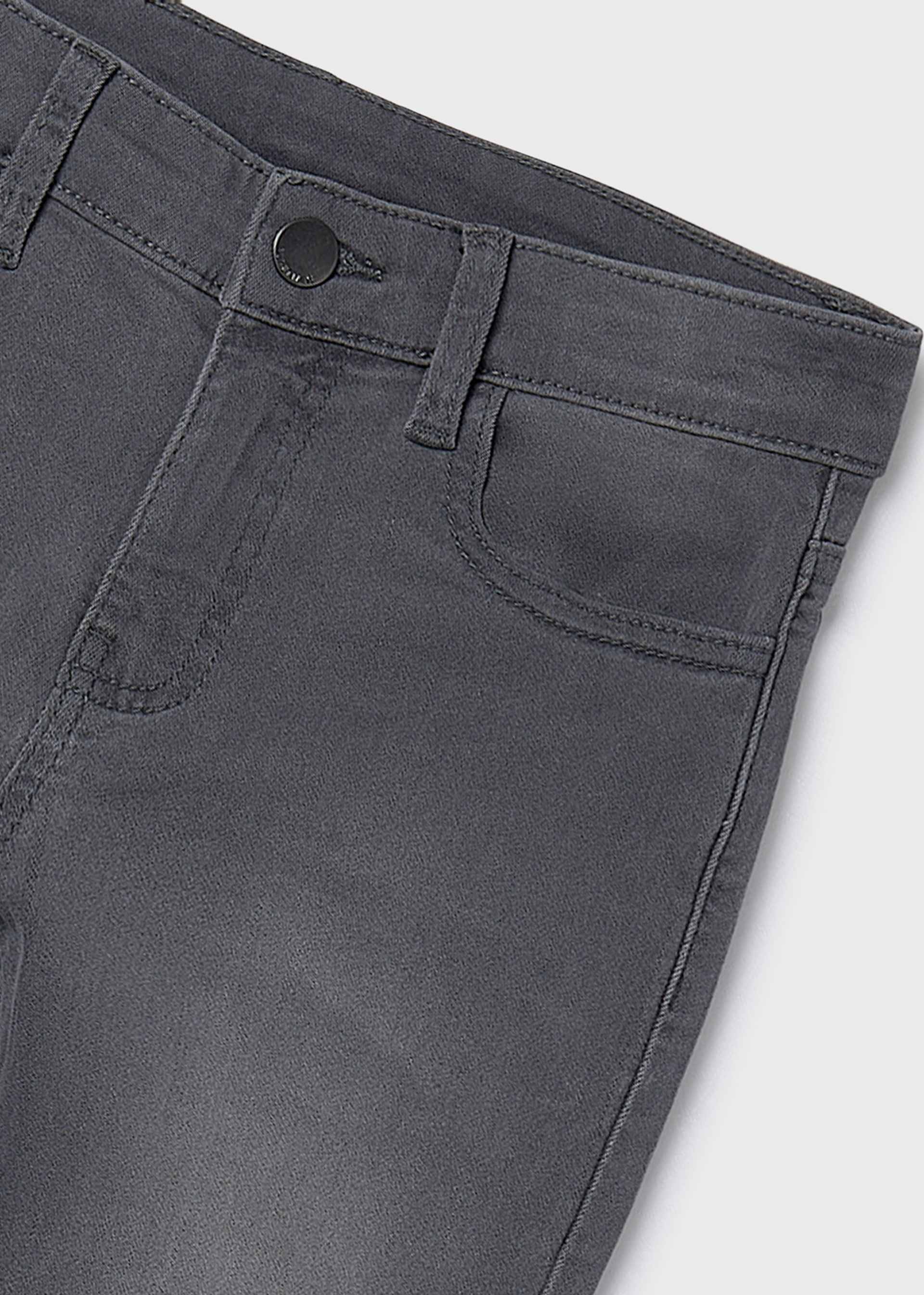 Pantalón de mezclilla slim fit básico