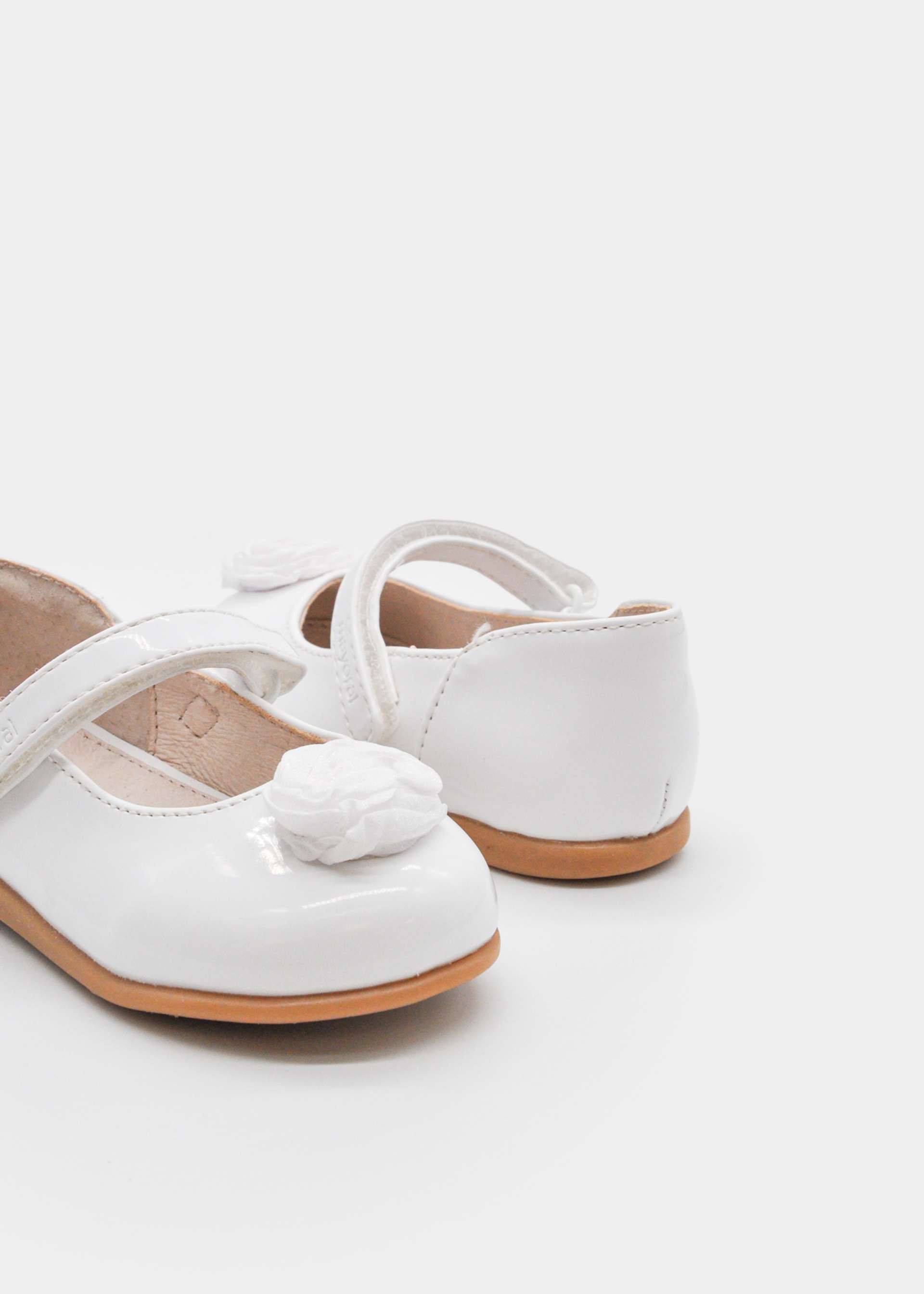Zapatos charol flor bebé