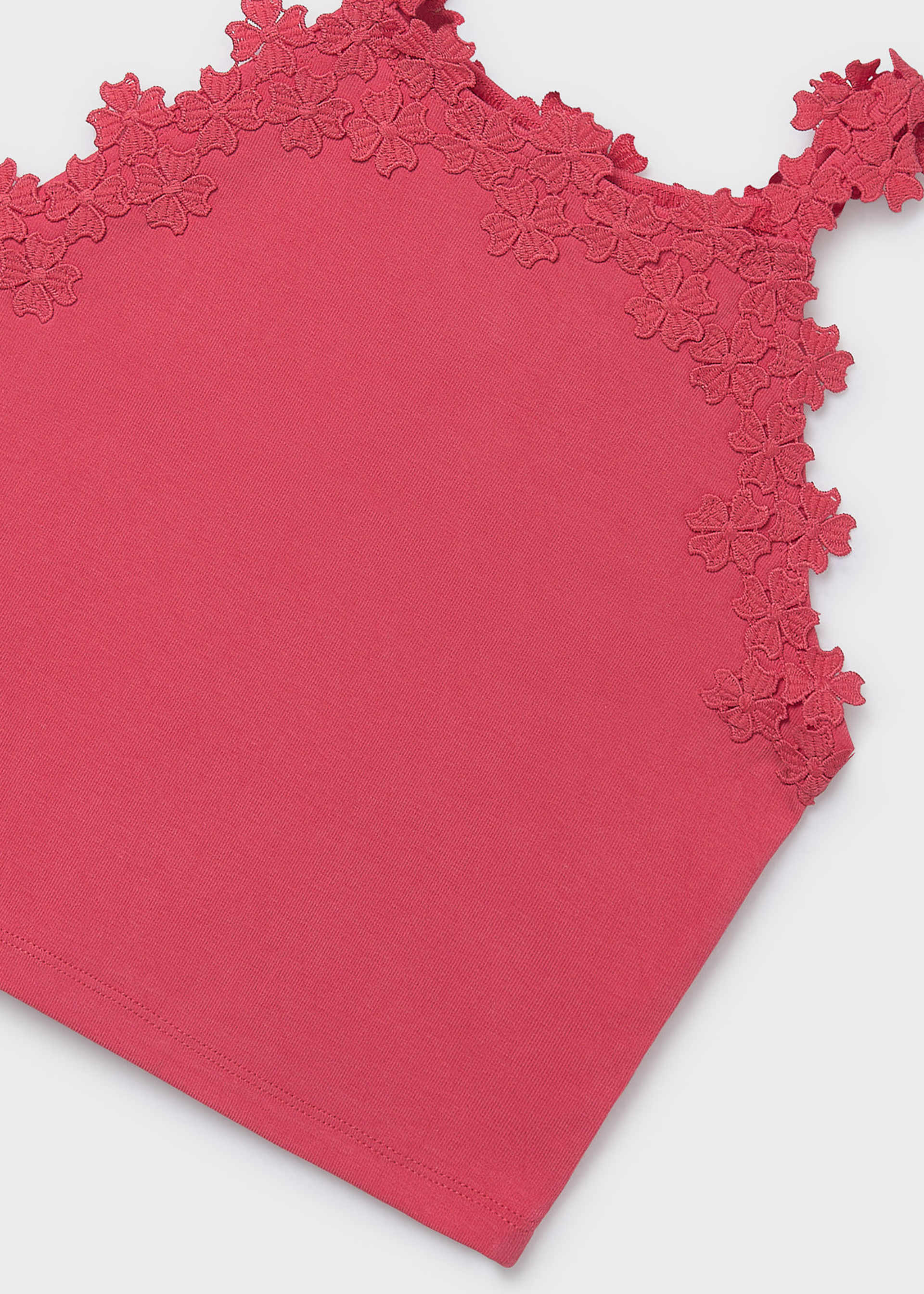 Top con detalle floral en tirantes chica